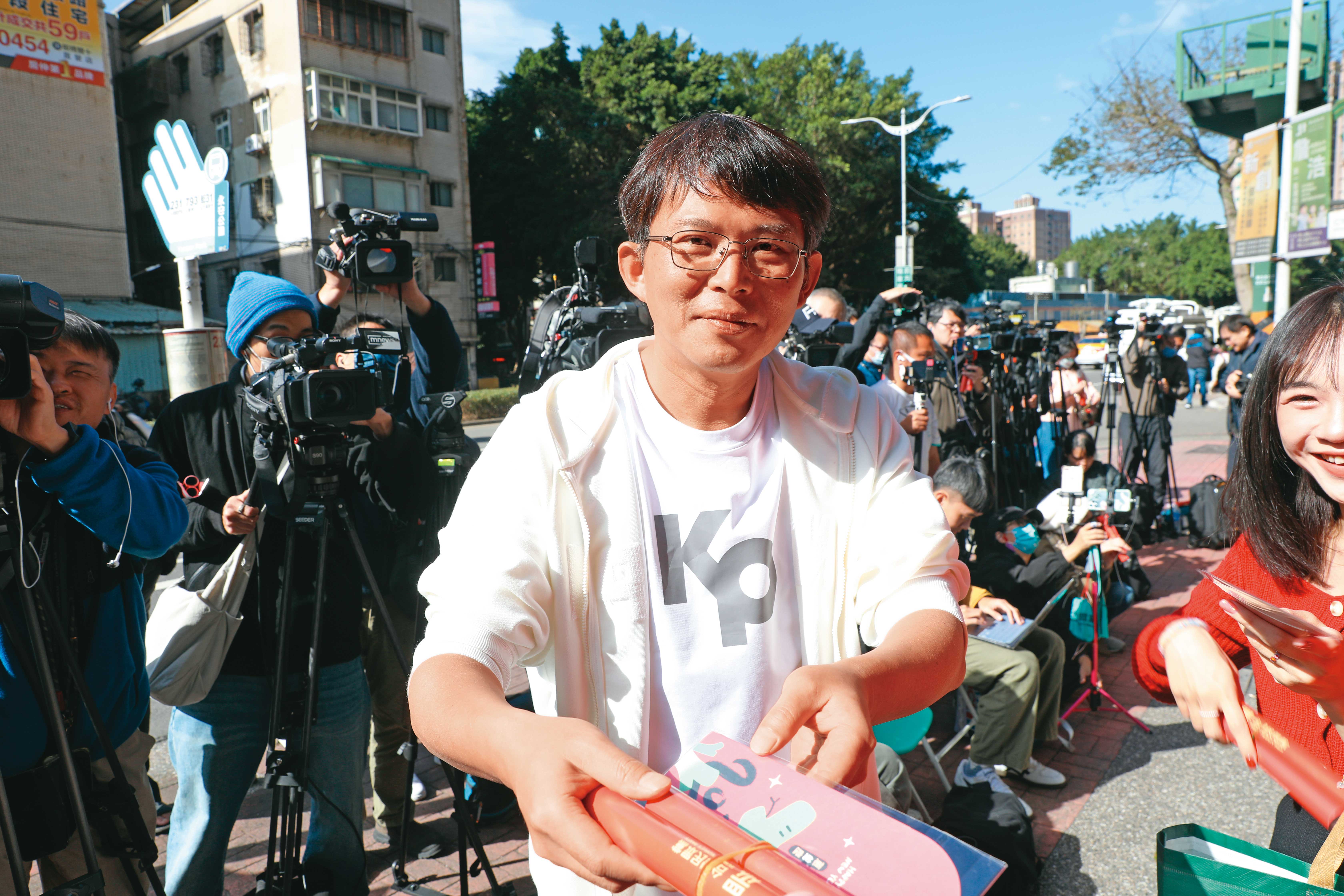 大罷免源自三黨不過半、表決一面倒，而黃國昌（圖）帶領的民眾黨團並未協助解決亂象。