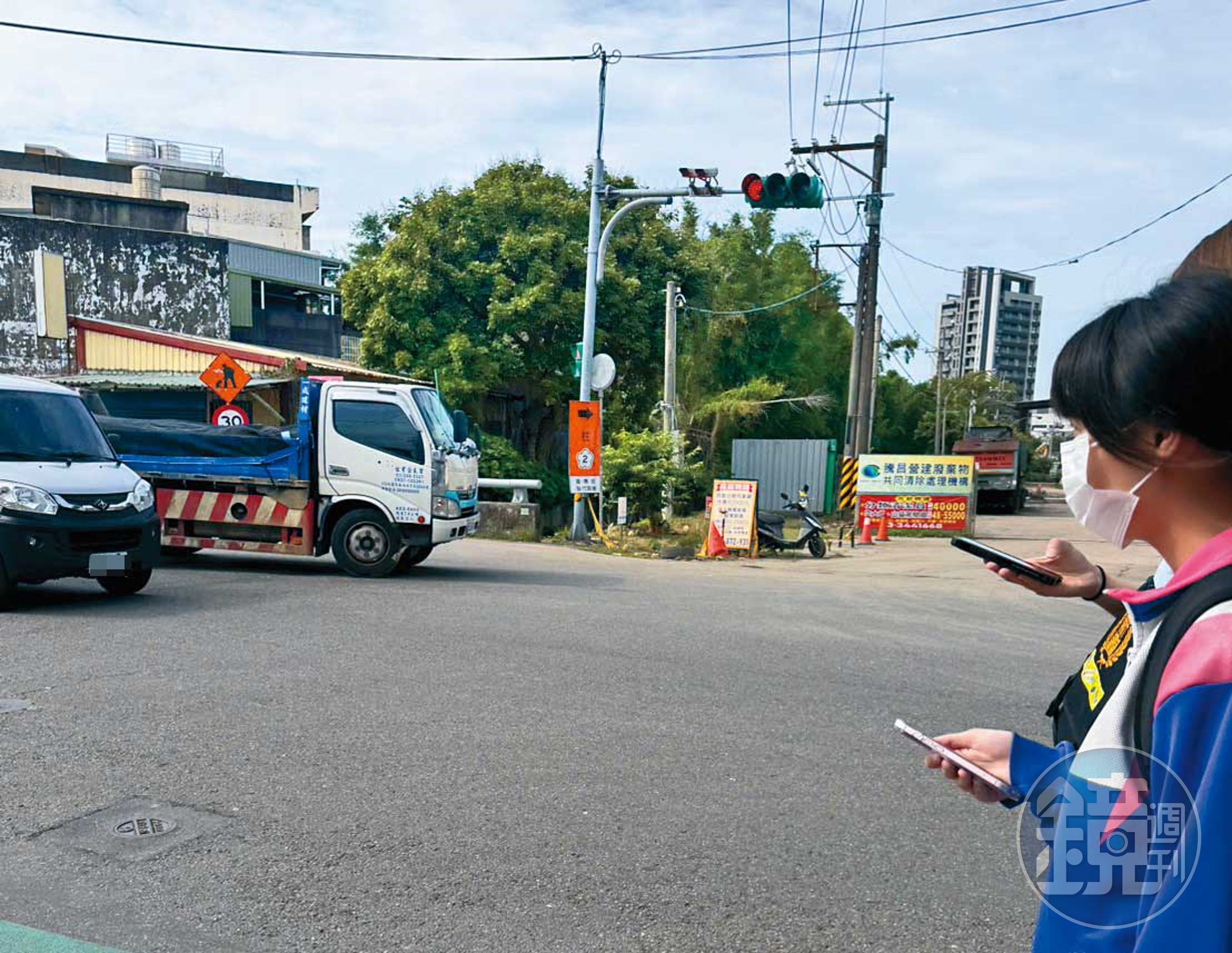 騰昌常有載運廢棄物的大型卡車進出,附近居民及通勤學子過馬路時都特別謹慎小心。(讀者提供)