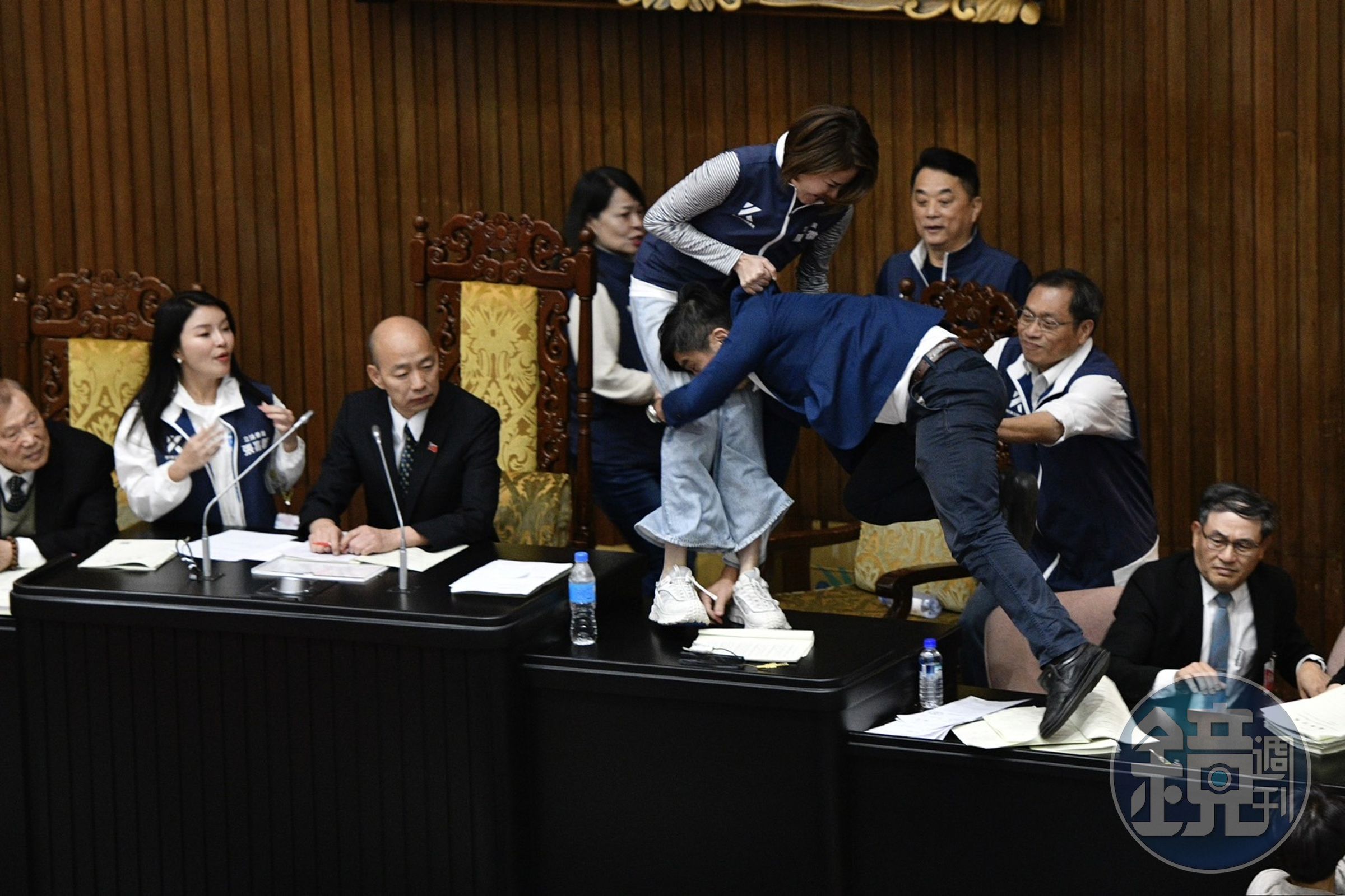 綠委鍾佳濱2度以格鬥姿勢「擒抱撲倒」國民黨立委陳菁徽,涉嫌抱腿、掐屁股,引發關注。