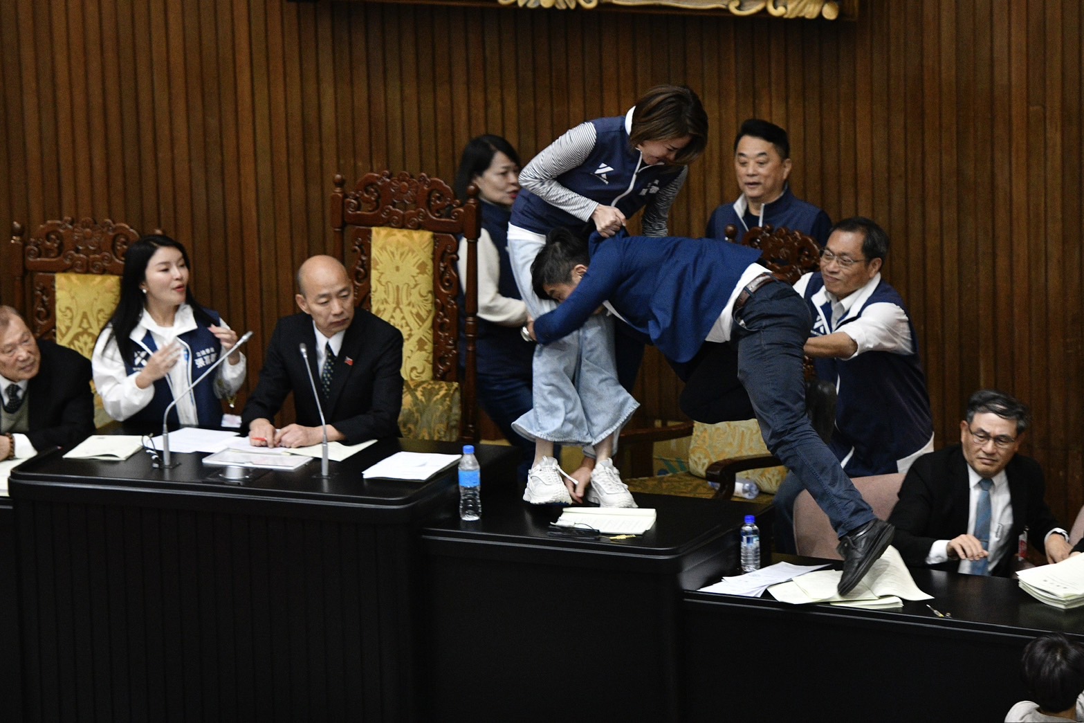 鍾佳濱衝上主席台時,陳菁徽上前反制,鍾則立刻向前撲倒,與陳扭打。