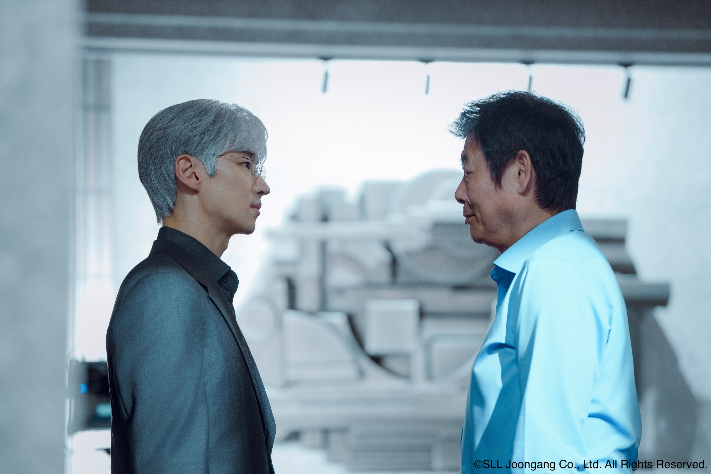 《協商的技術》主演李帝勳（左）和山人集團的關係終於揭開，右為飾演山人集團會長的成東鎰。（圖片提供：Hami Video）