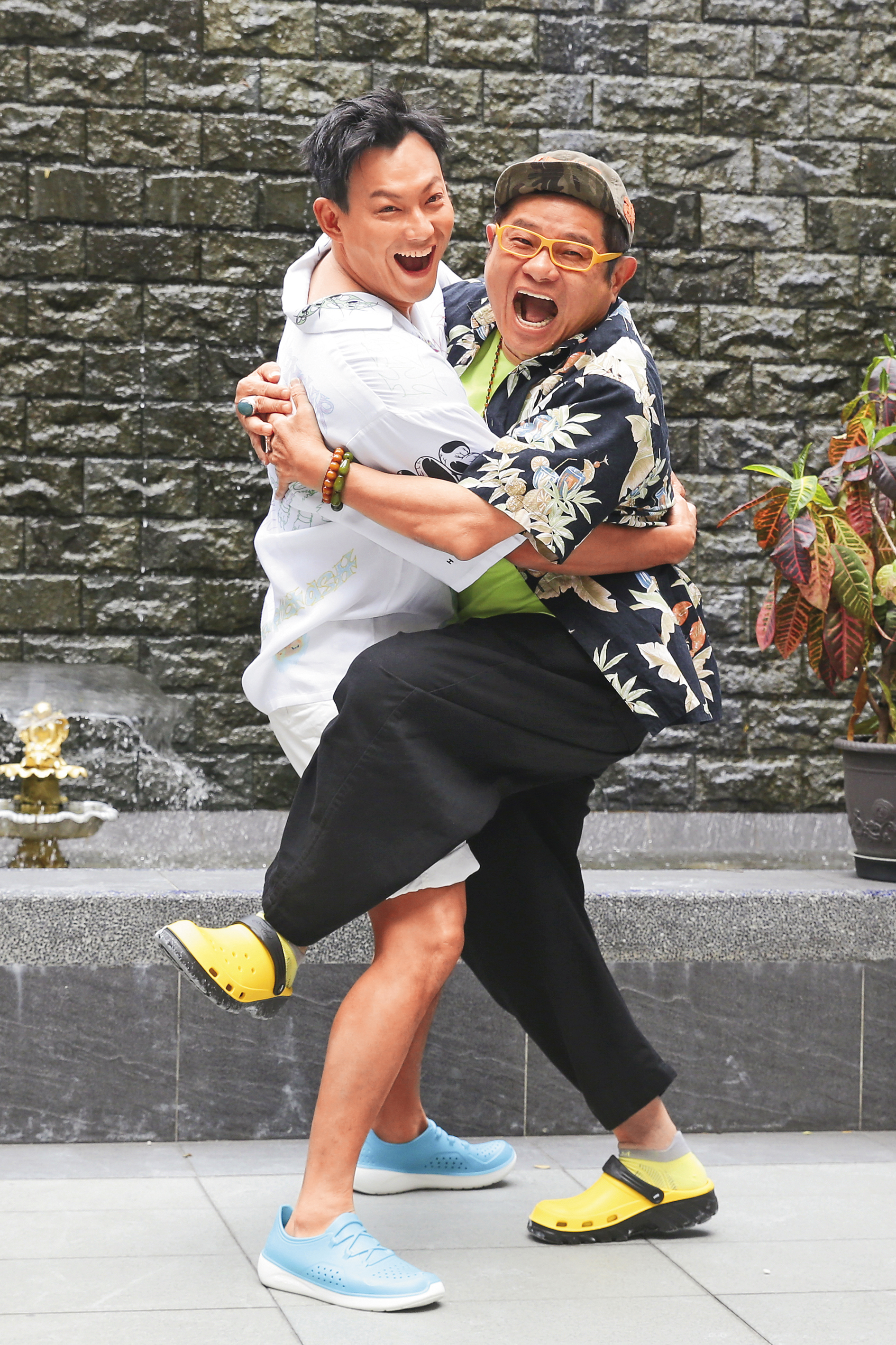 原先的搭檔威廉（左）因逃兵而暫停演藝工作，許效舜（右）成功穩住《效廉出發吧！》的收視。
