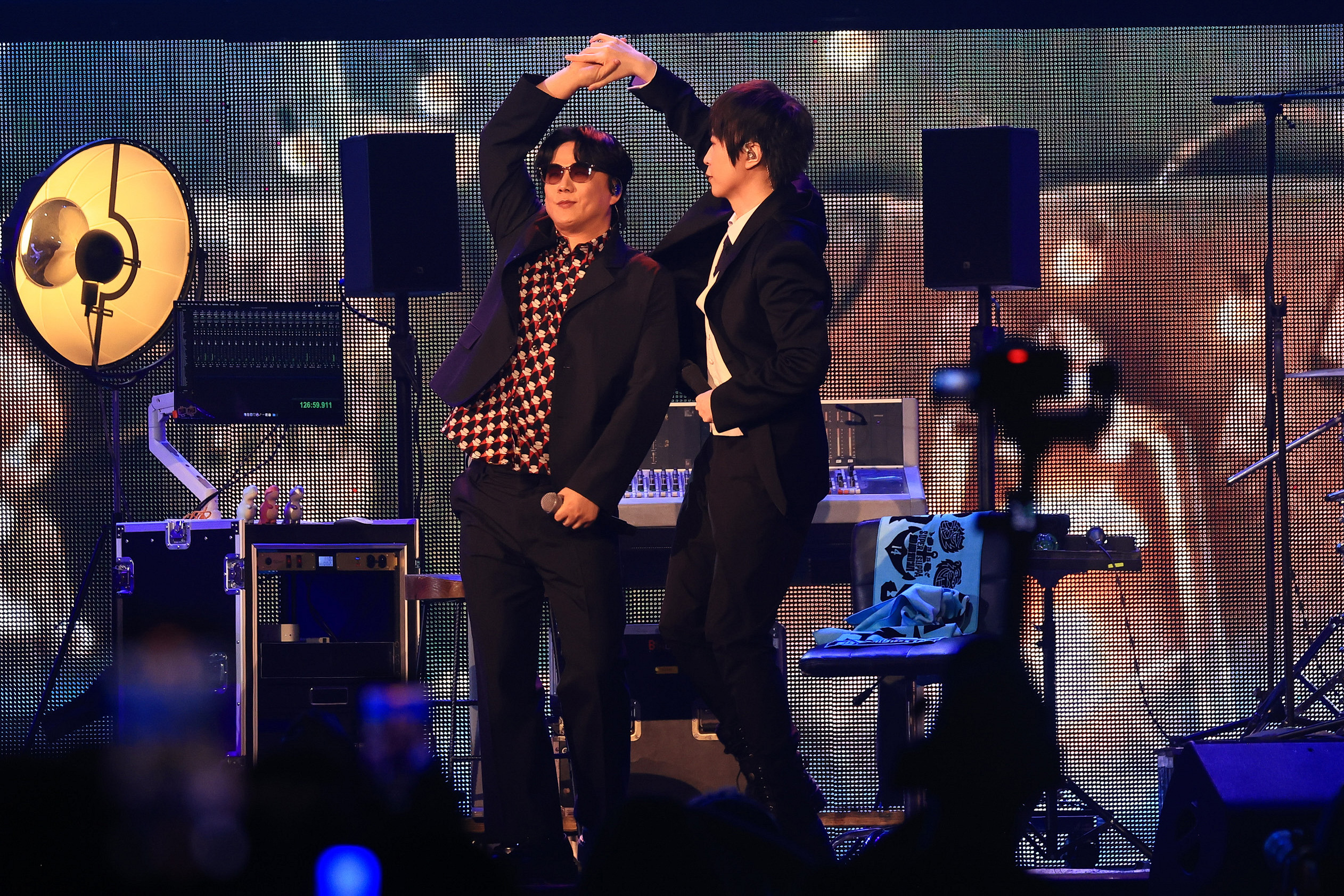 阿信與蕭煌奇在《超犀利趴14》舞台上共舞，珍貴畫面讓歌迷尖叫。（相信音樂提供）