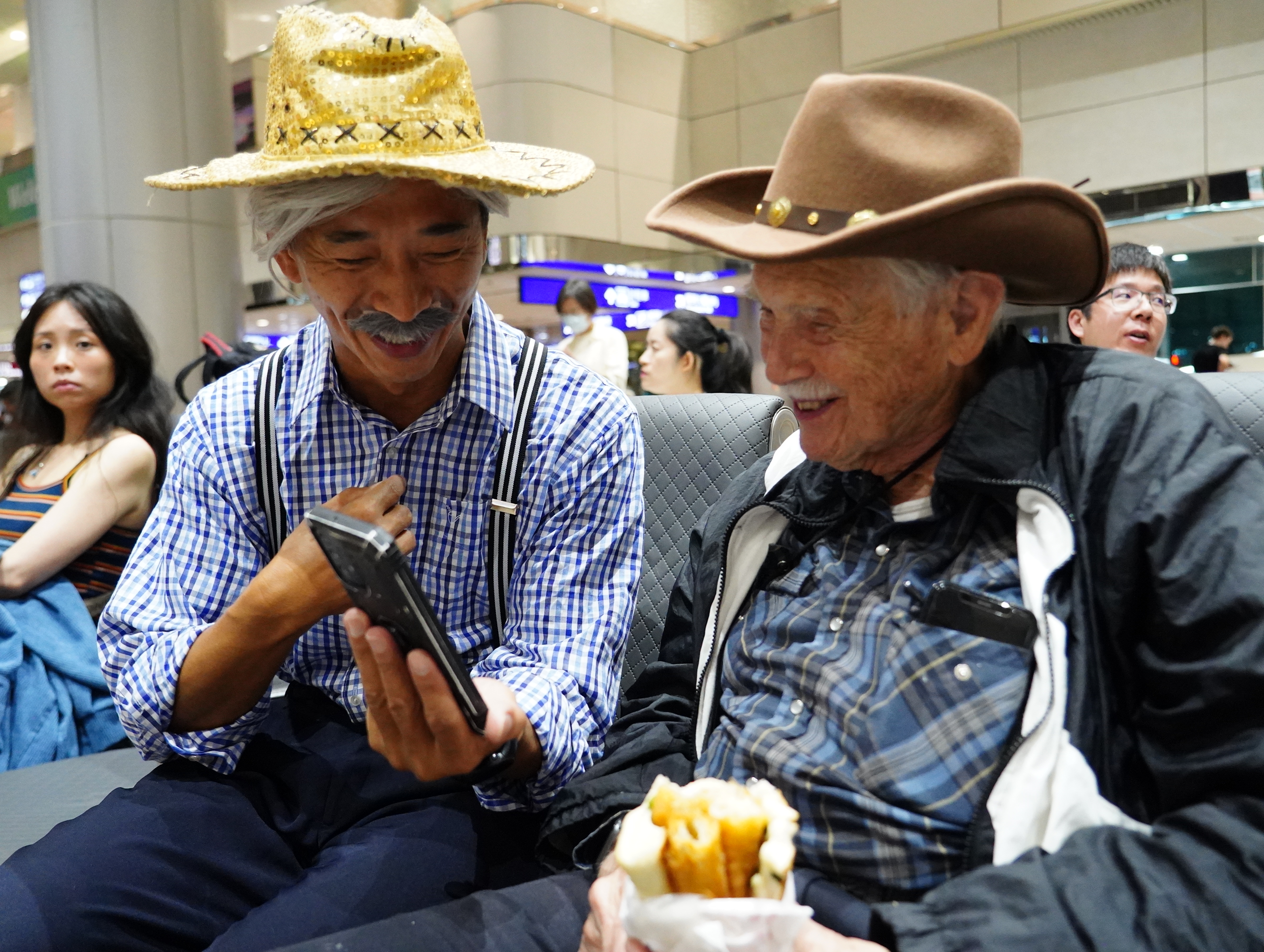 高齡95歲的台東基督教醫院創院院長譚維義醫師風塵僕僕抵台，氣色看起來很好。（紙風車文教基金會提供）