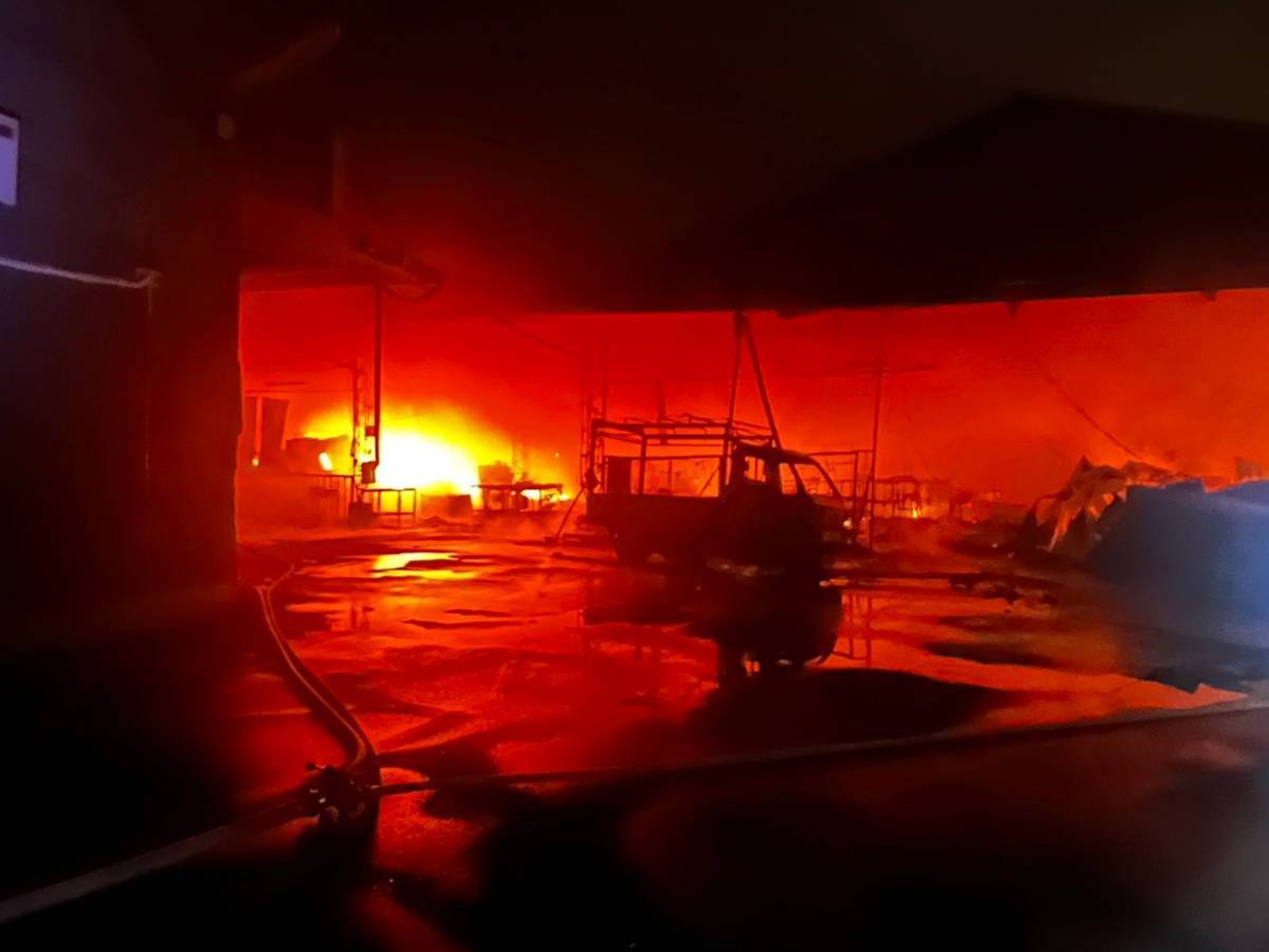 現場為鐵皮屋頂建築,因堆放大量雜物,火勢一發不可收拾。(南投縣消防局提供)