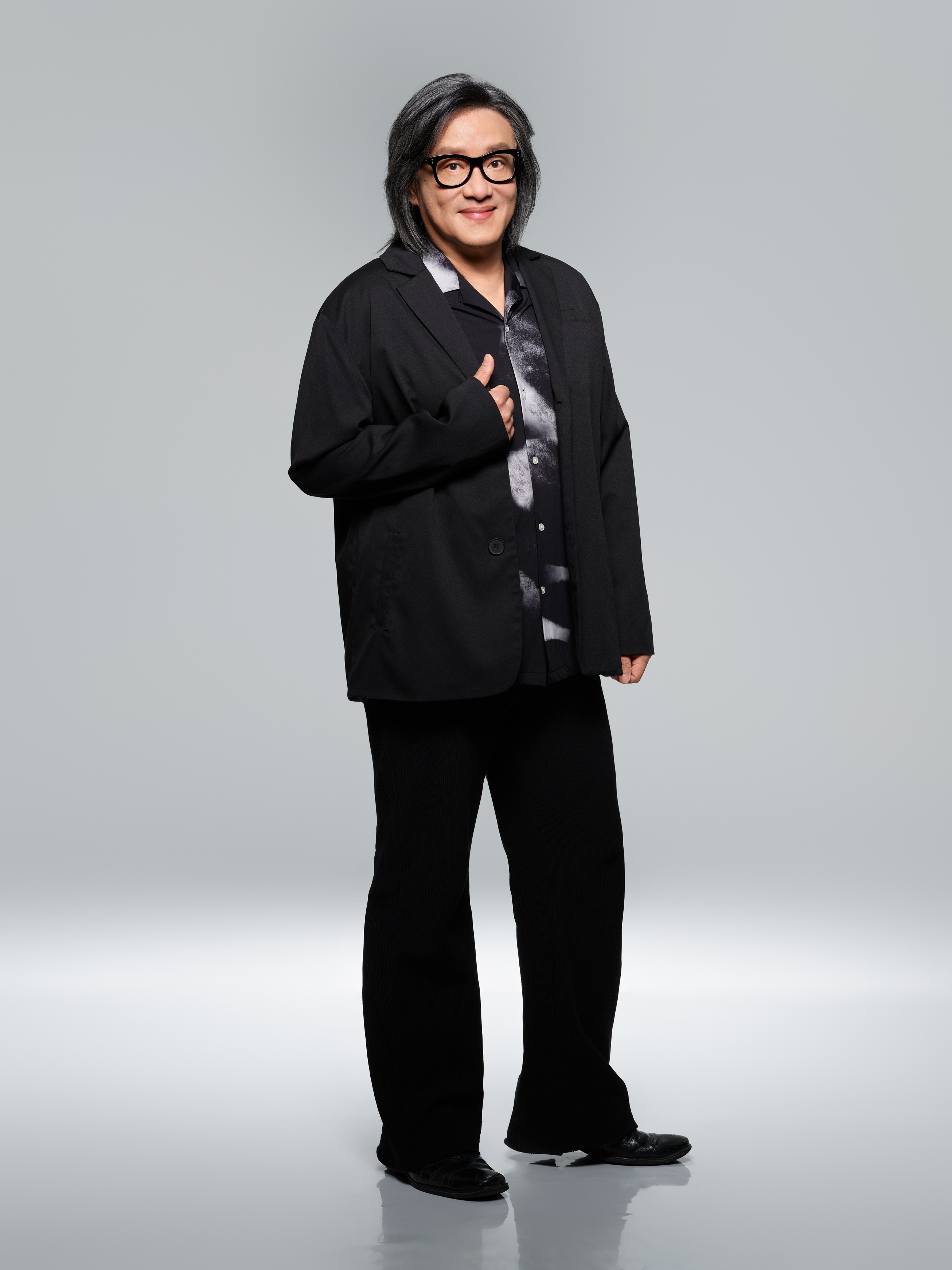 施文彬接觸秀場的時間很短,這次受邀《2026真愛秀.藍寶石大歌廳》演出,驚喜莫名。(高雄流行音樂中心提供)