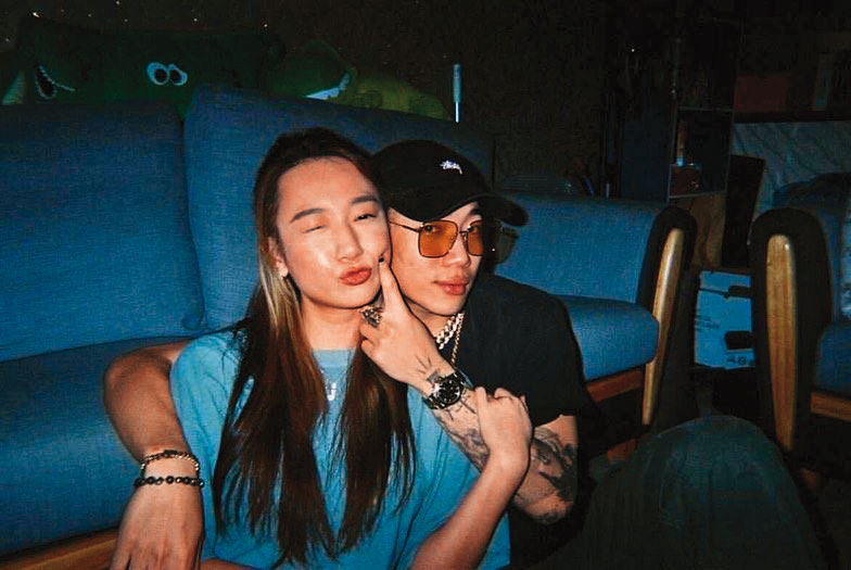 吳卓源（左）和ØZI（右）曾是好友，如今互相取消社群追蹤。（翻攝自ØZI IG）
