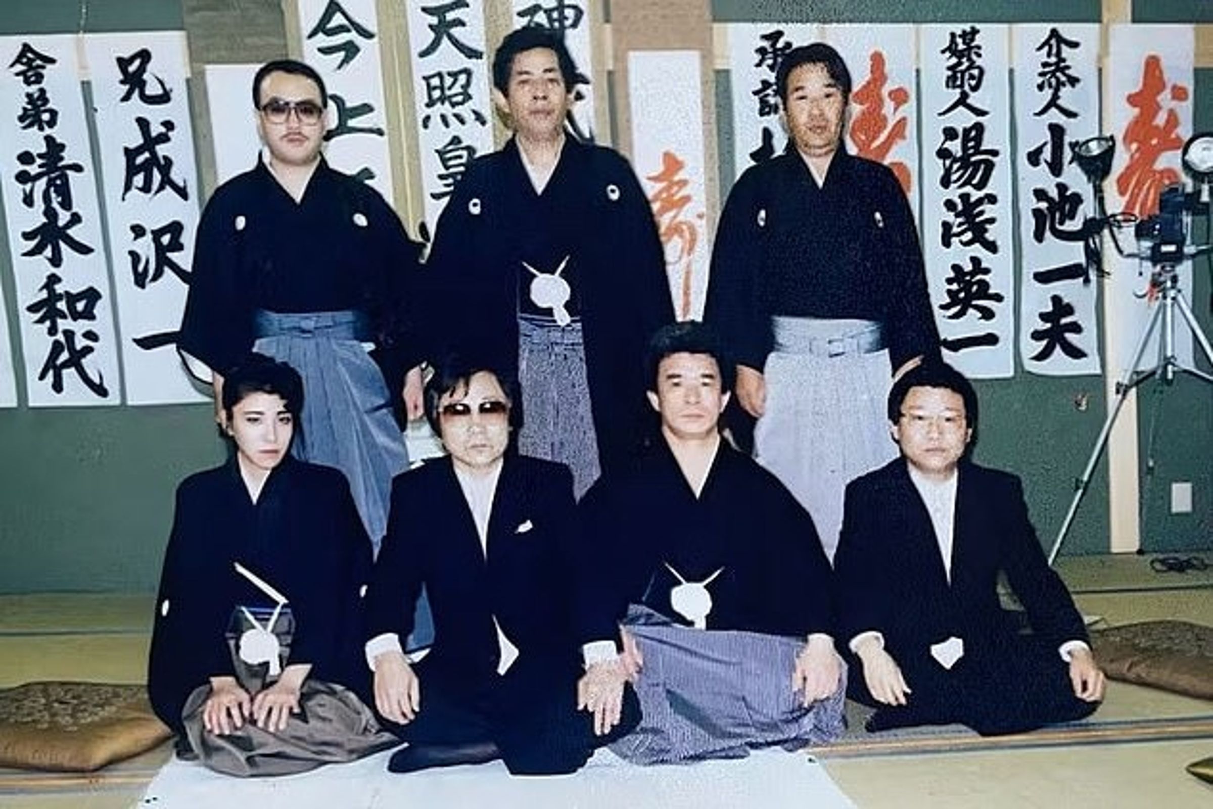 在極道裡特殊的「加冕儀式」中,西村也和其他成員一樣,穿上男性和服袴裝,證明她正式被認可為集團一員。(翻自《每日郵報》)