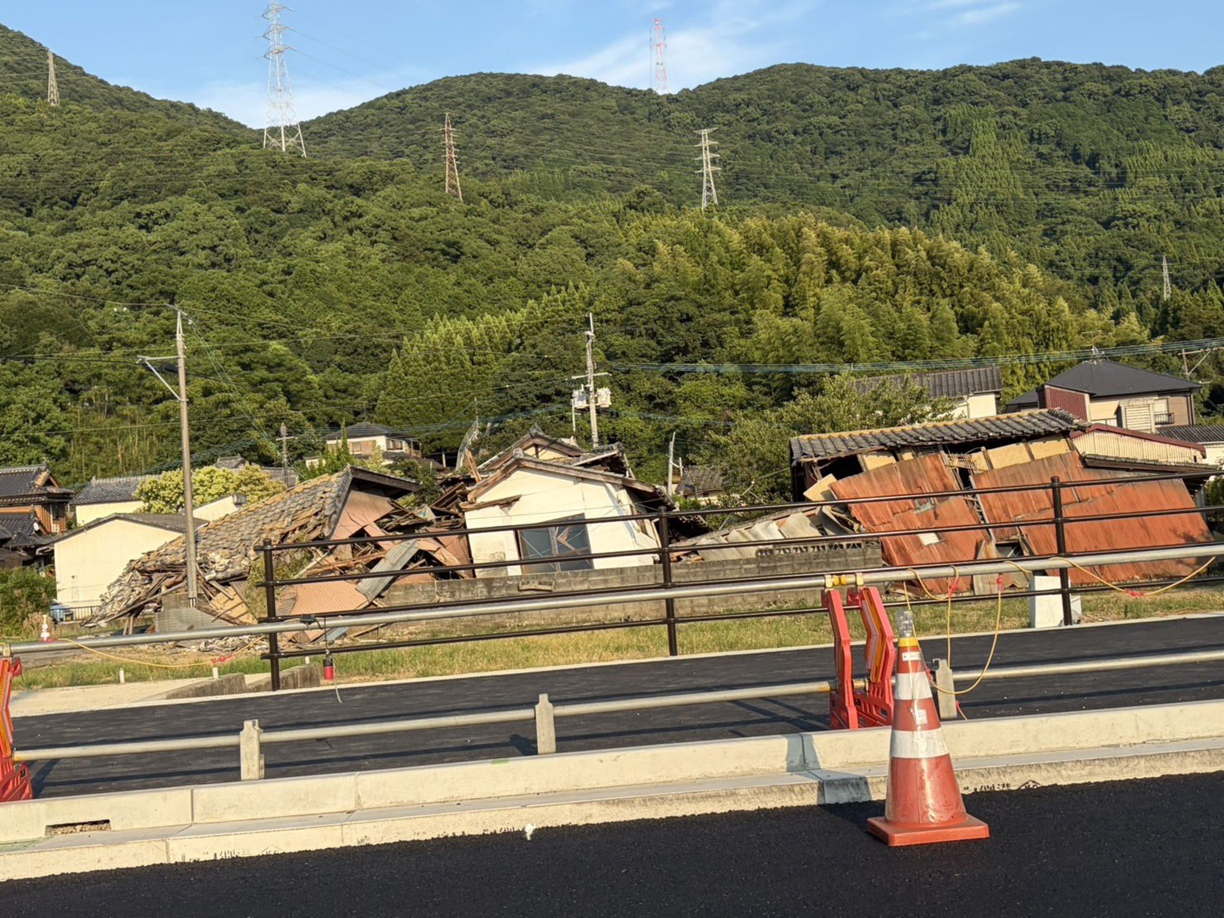日本熊本發生芮氏規模7.1的強震,最大震度7級的冰川町頻頻傳出災情。(翻攝自X@Tsuchidaaaa)