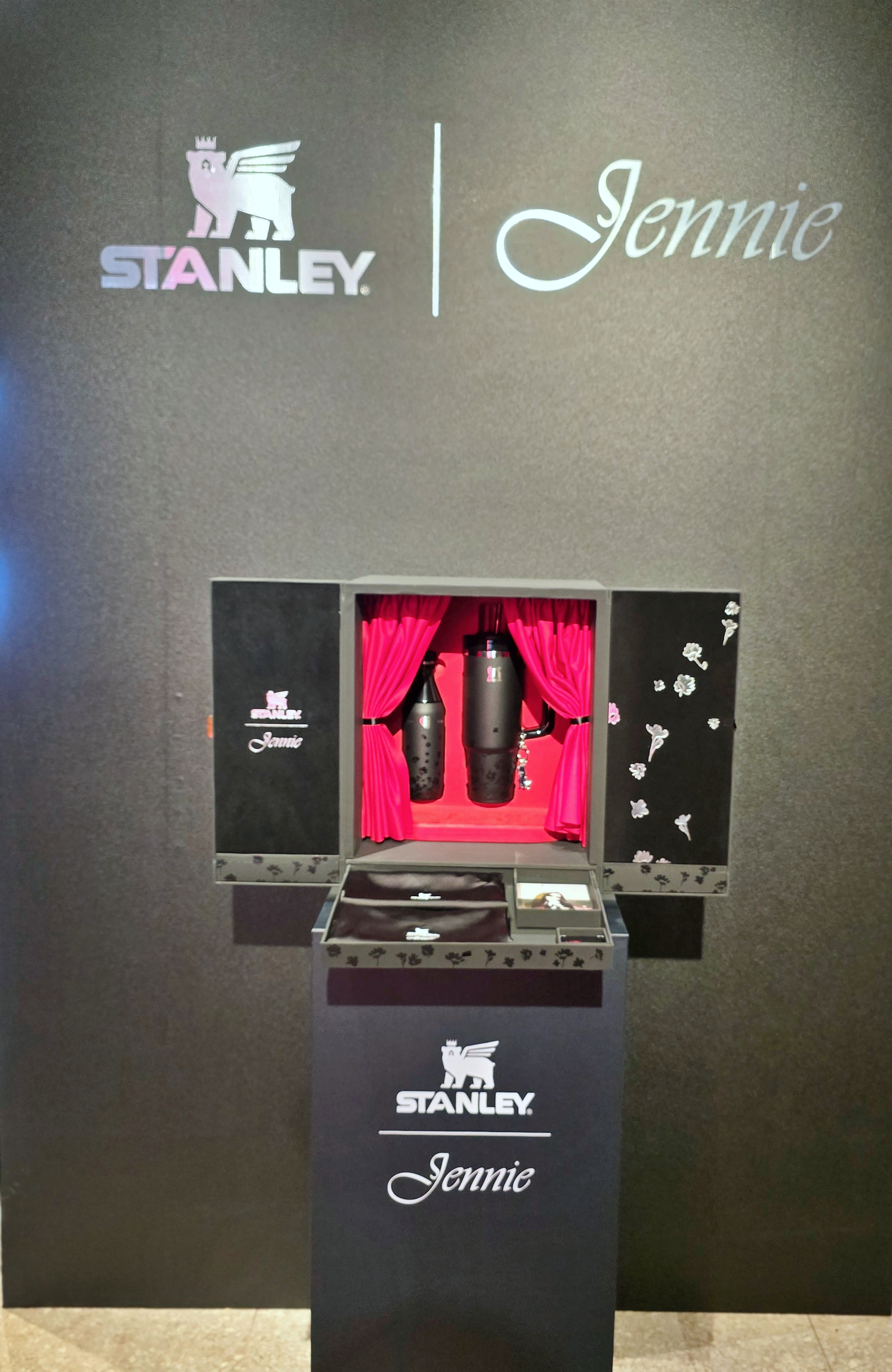 Stanley 1913 x Jennie聯名款典藏禮盒只在快閃店限量販售。（永新瓦提供）