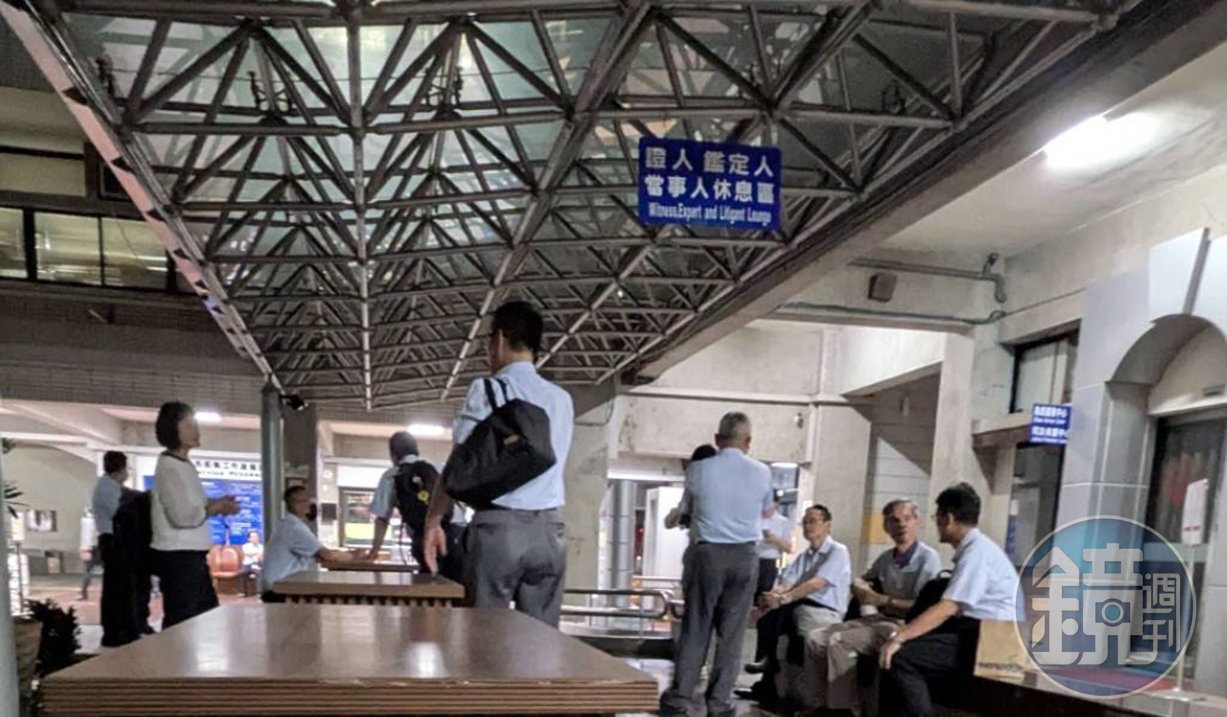 中聯等4家公司人員漏夜被約談到地檢署問訊。（鄧玉瑩攝影）