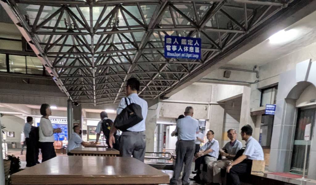 中聯等4家公司人員漏夜被約談到地檢署問訊。(鄧玉瑩攝影)