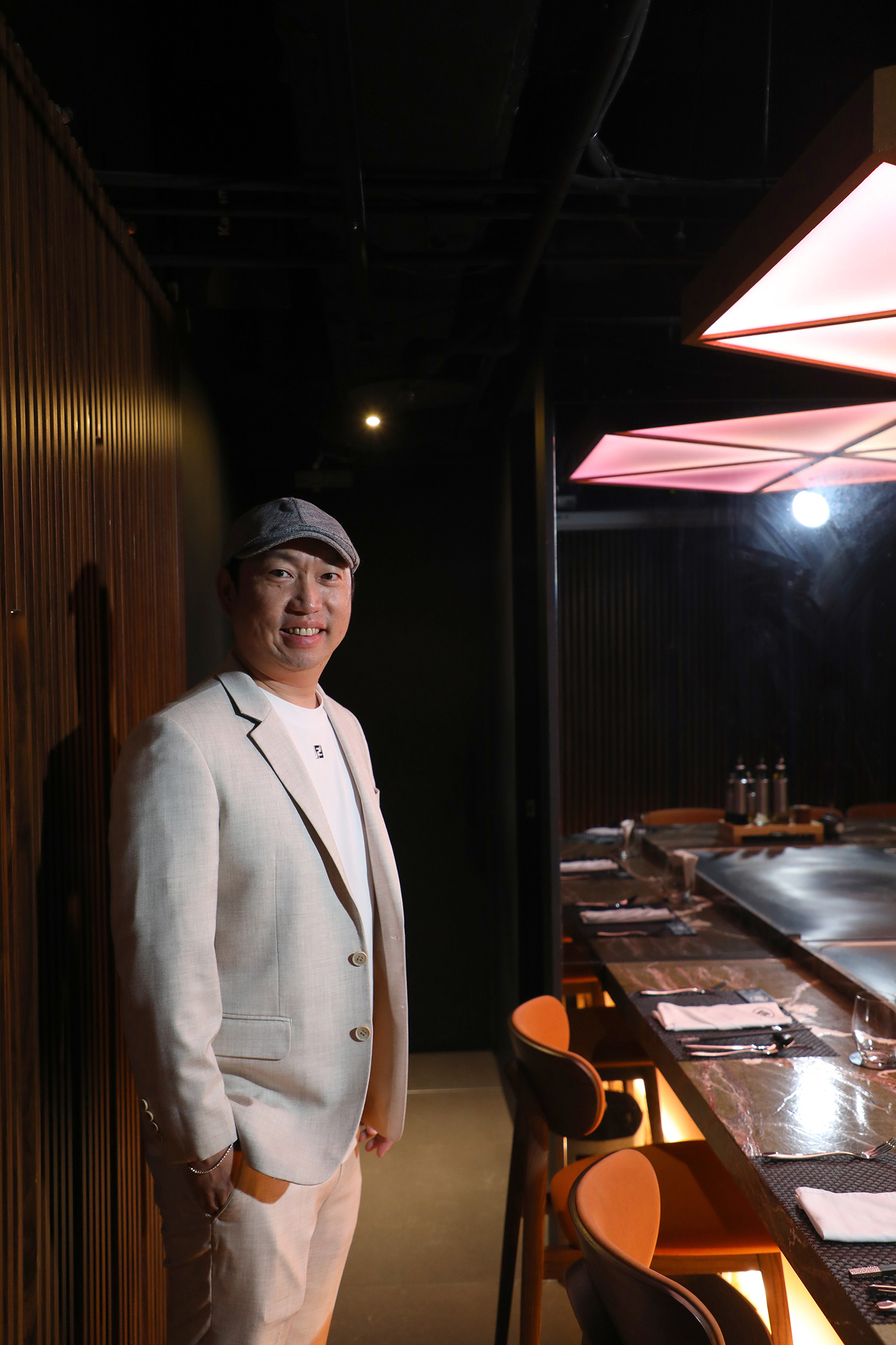 老闆Jason認為吃飯不應該匆匆忙忙，因此極鐵板燒不只空間使用上「很浪費」，還不限用餐時間。