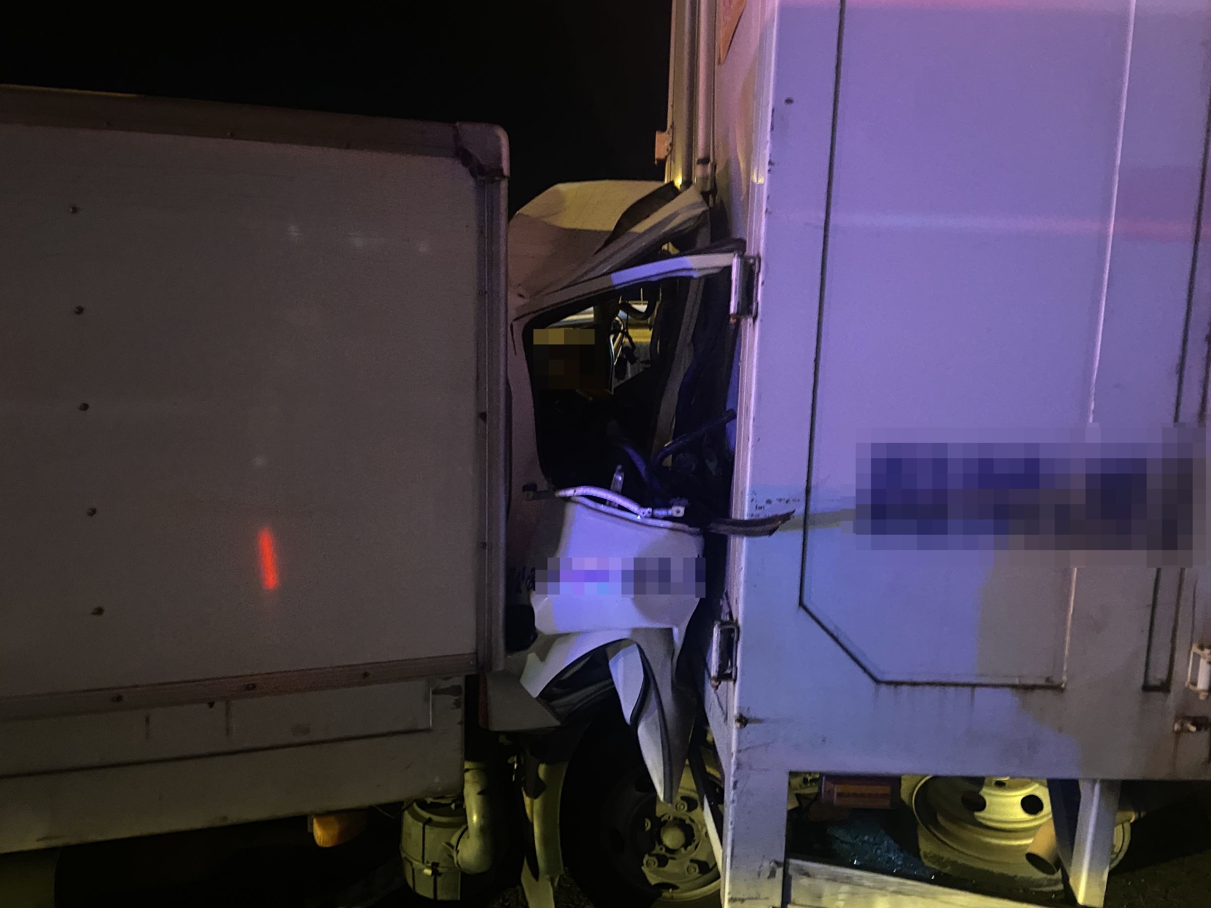 胡男駕駛的小貨車追撞前方大貨車，造成車頭嚴重變形損毀，胡男送醫急救不治。（翻攝畫面）