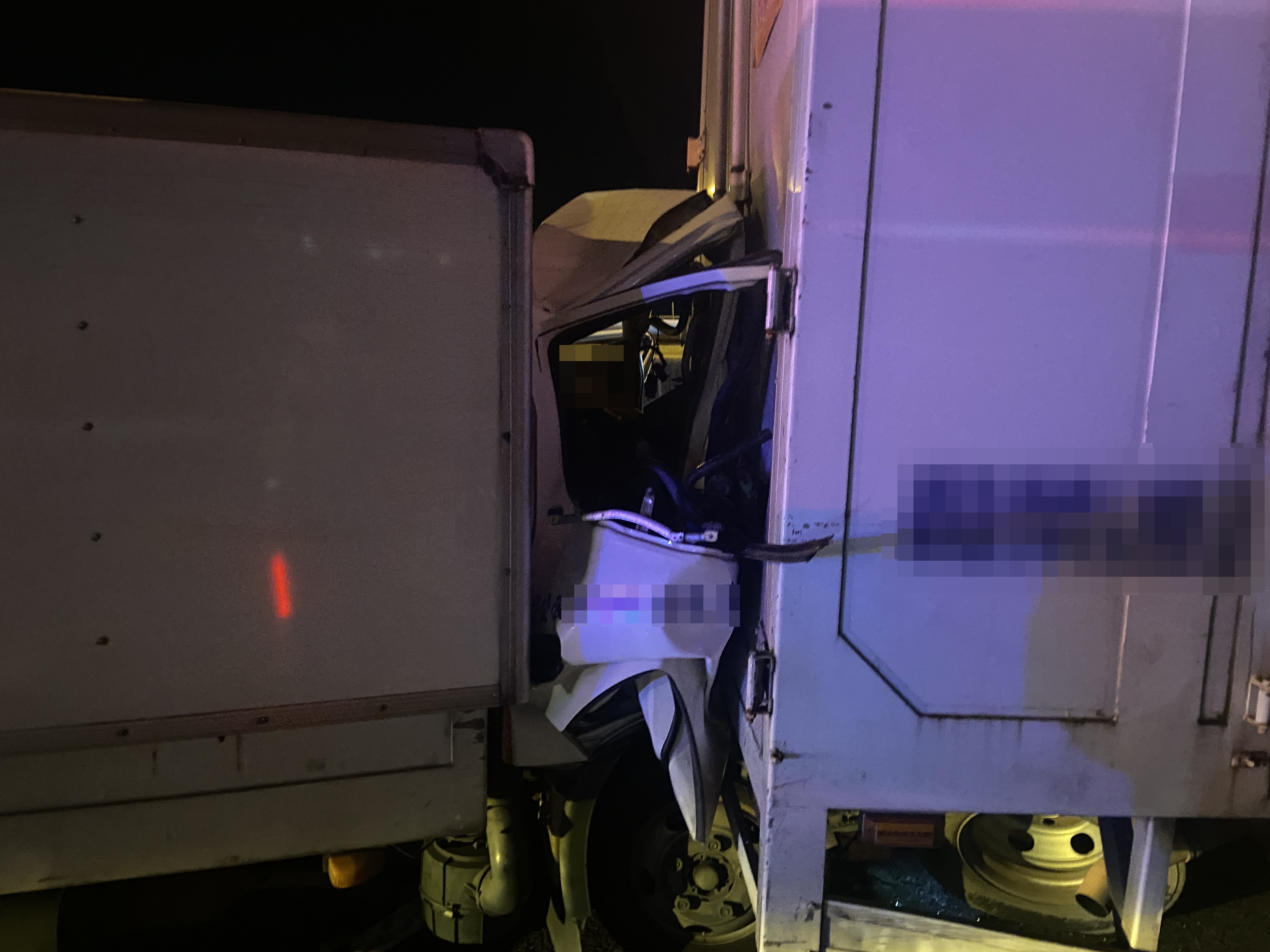 胡男駕駛的小貨車追撞前方大貨車，造成車頭嚴重變形損毀，胡男送醫急救不治。（翻攝畫面）