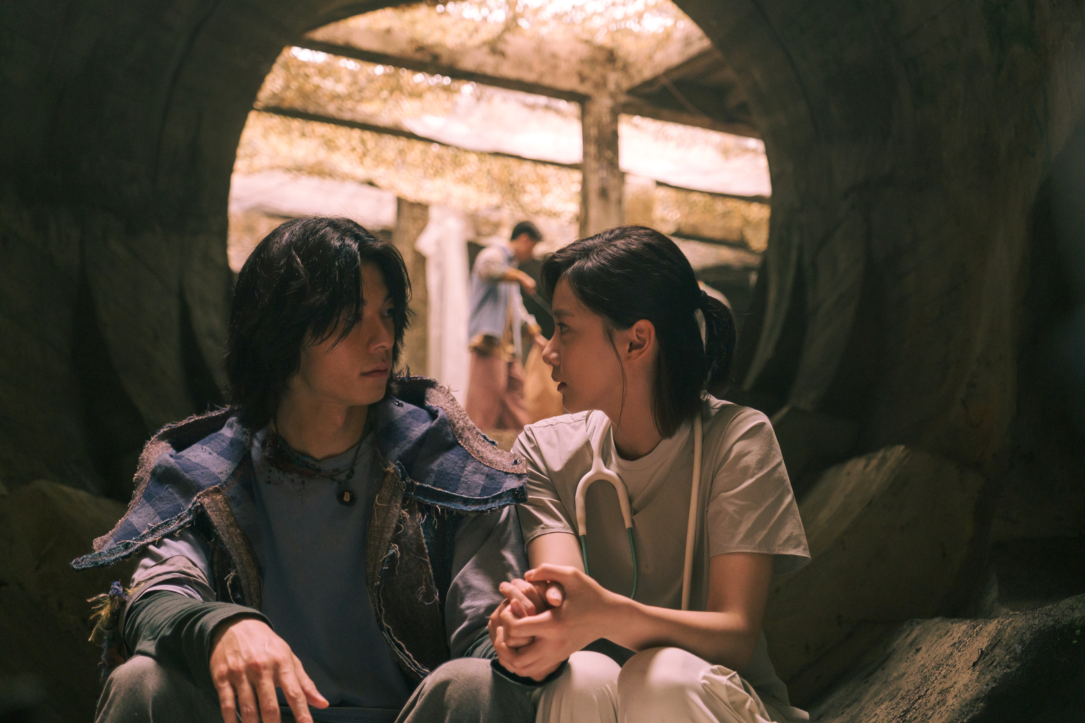 許光漢與袁澧林在科幻愛情片《他年她日》譜一段跨越時間限制的戀情。（甲上提供）