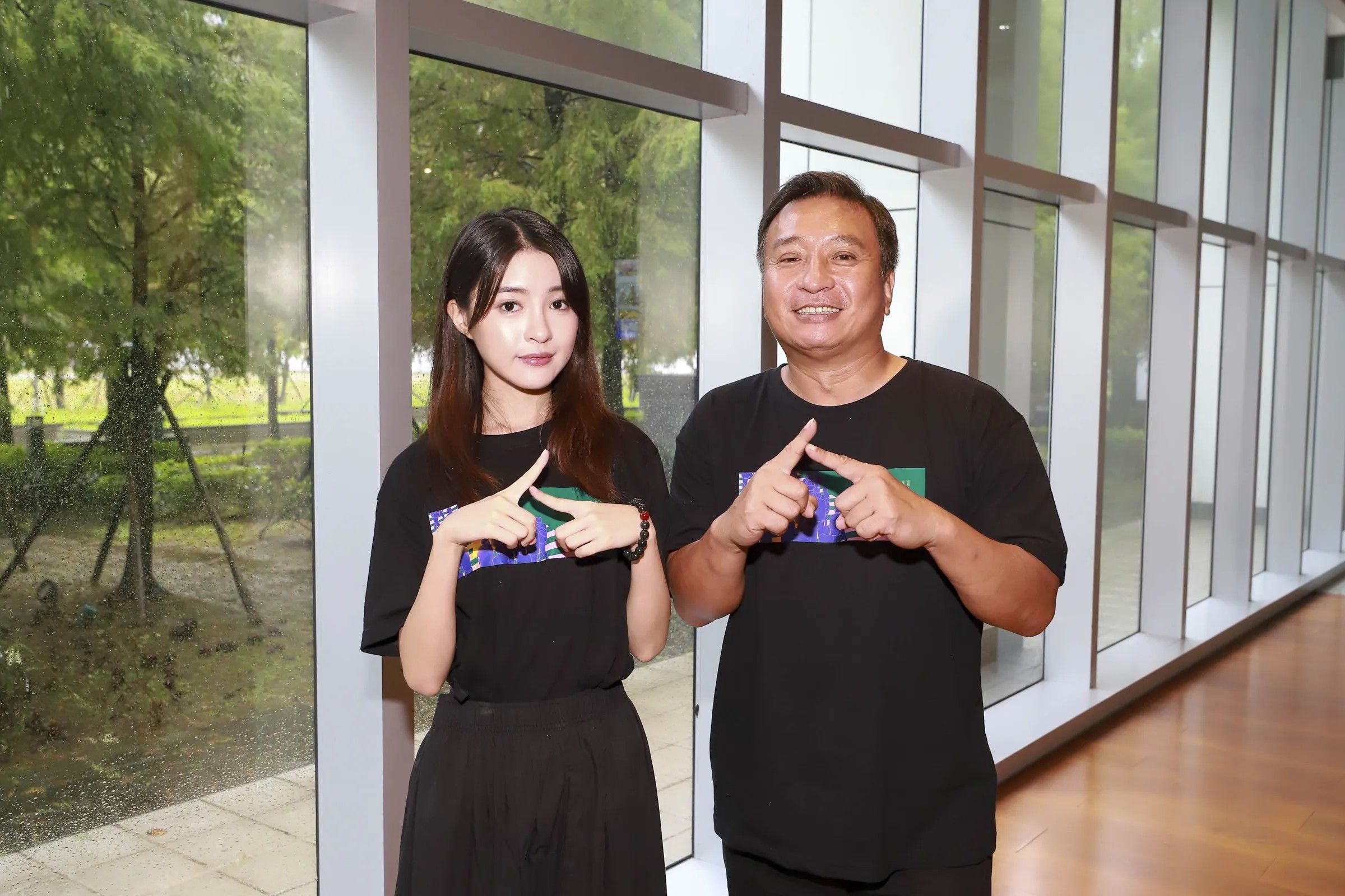 韓菲演出民視單元短劇《媽祖在人間》並創作主題曲,老爸王中平不僅擔任該劇音樂總監,也客串演出。(民視提供)