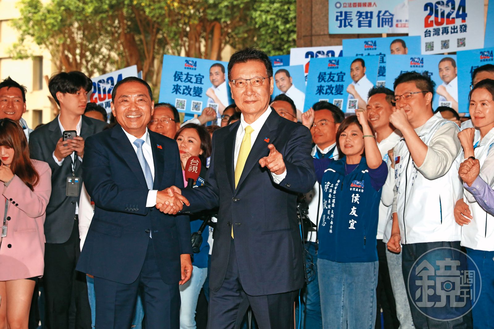 藍白合破局，國民黨總統參選人侯友宜24日宣布與中廣集團董事長趙少康搭擋，赴中選會登記參選2024總統大選。（圖／鏡週刊提供）