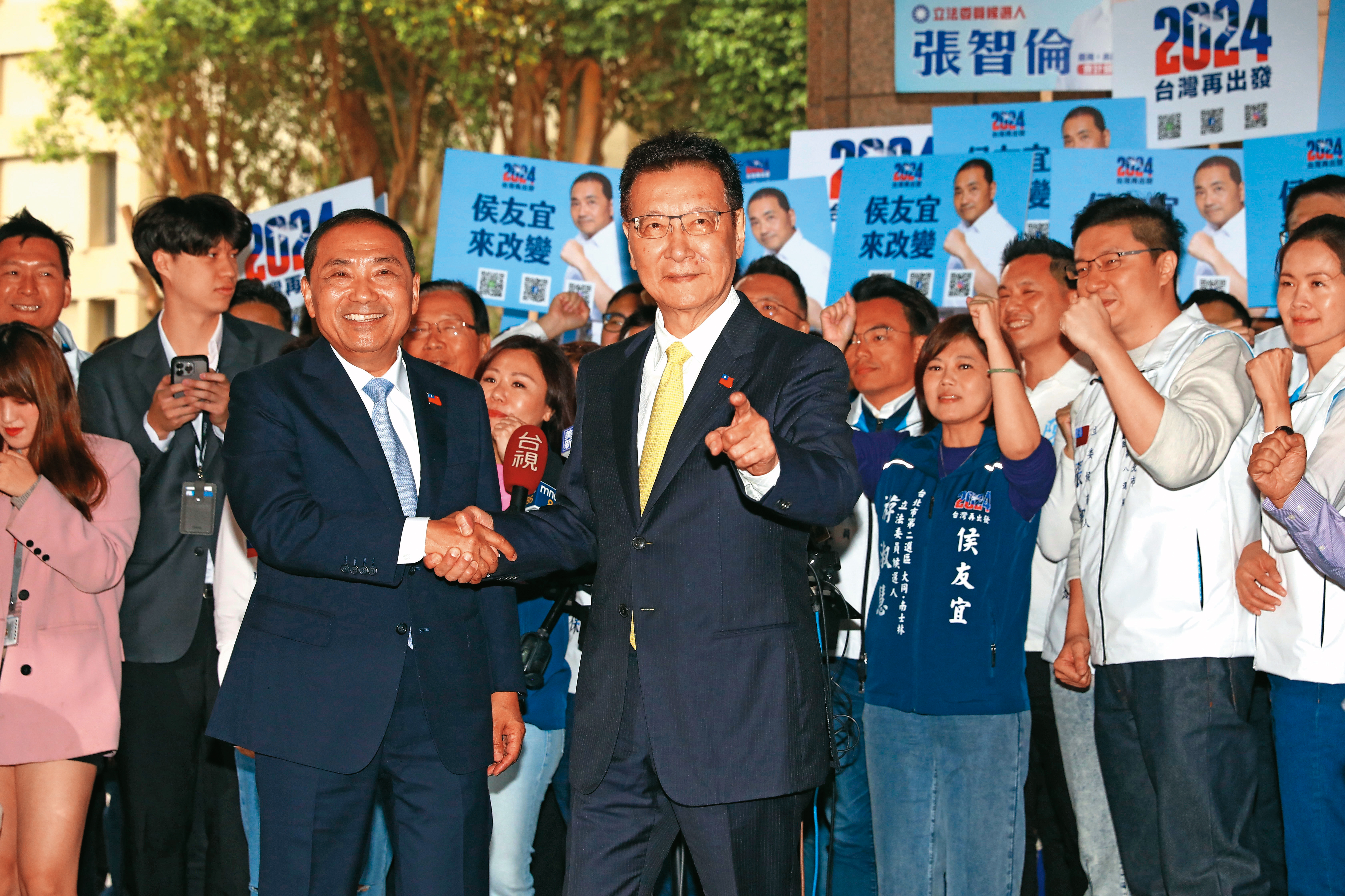 藍白合破局，國民黨總統參選人侯友宜24日宣布與中廣集團董事長趙少康搭擋，赴中選會登記參選2024總統大選。