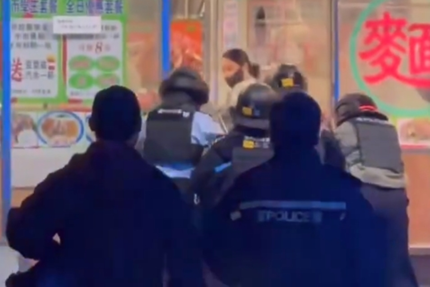 中國劉女因手機沒電無法使用電子支付結帳，竟在店內情緒失控。（翻攝自@FreeAll_protest X）