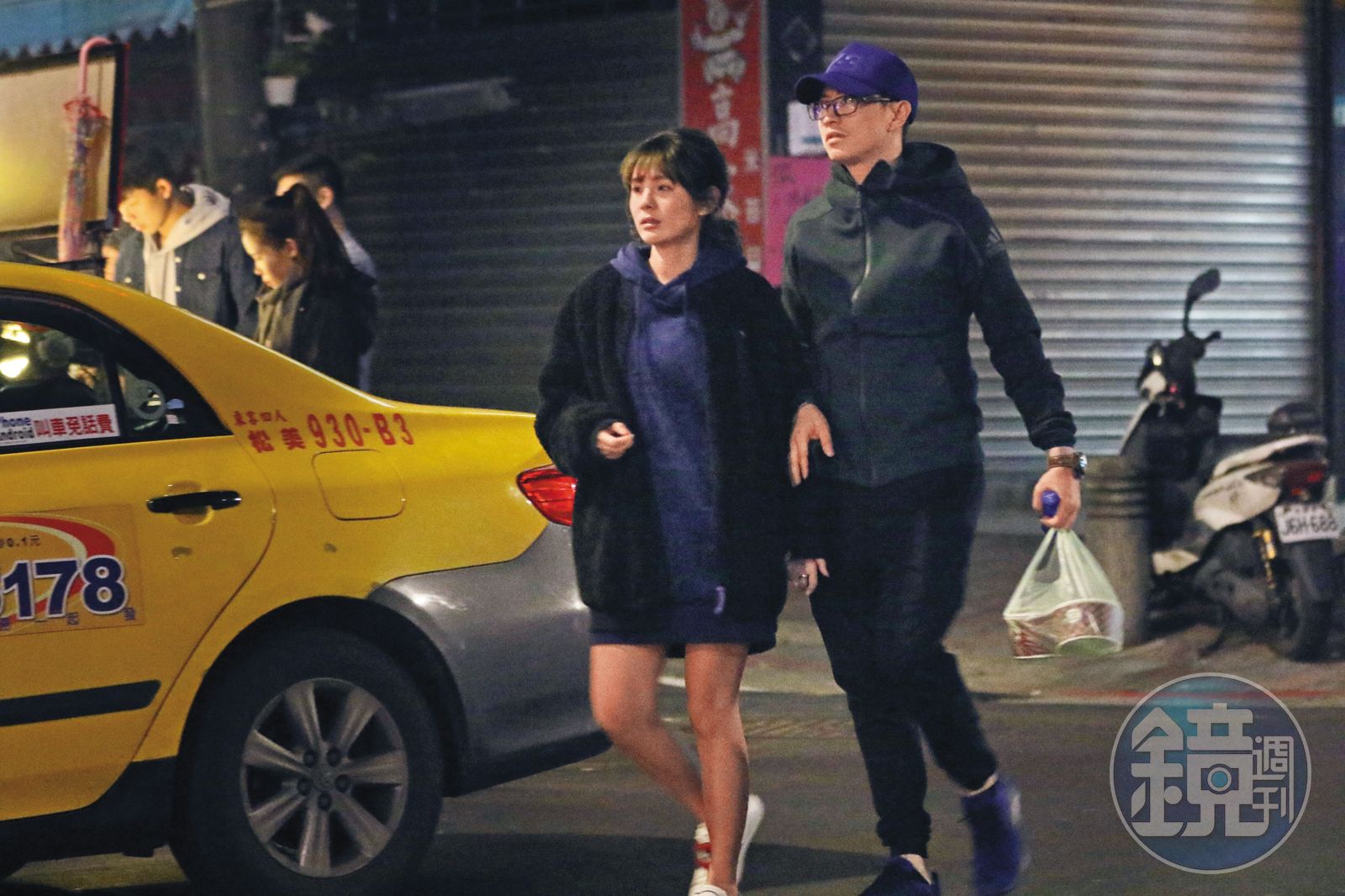 林冠百（右）被曾本刊直擊與藝人鮪魚（左）一同買宵夜，互動親密