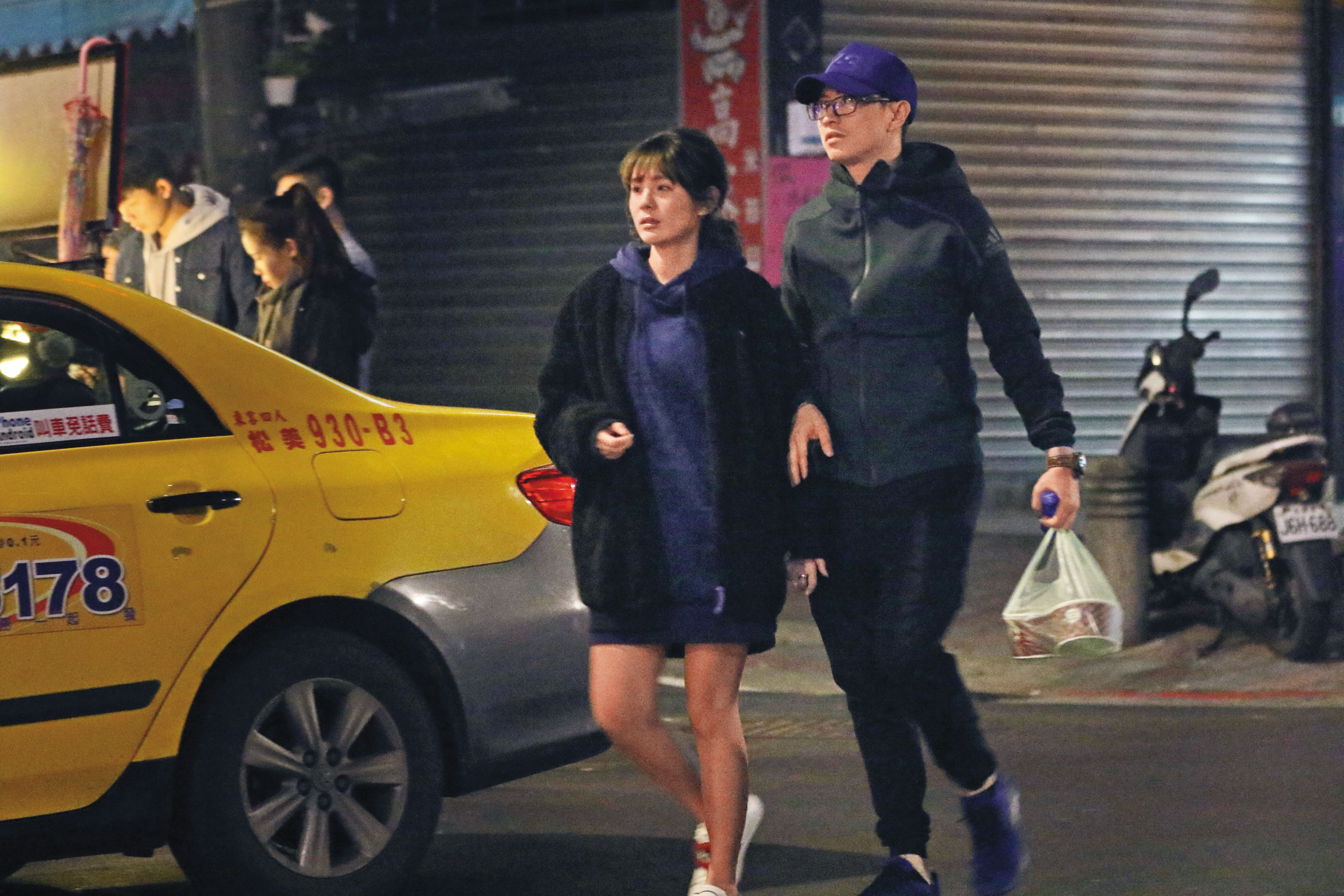 林冠百（右）被曾本刊直擊與藝人鮪魚（左）一同買宵夜，互動親密。