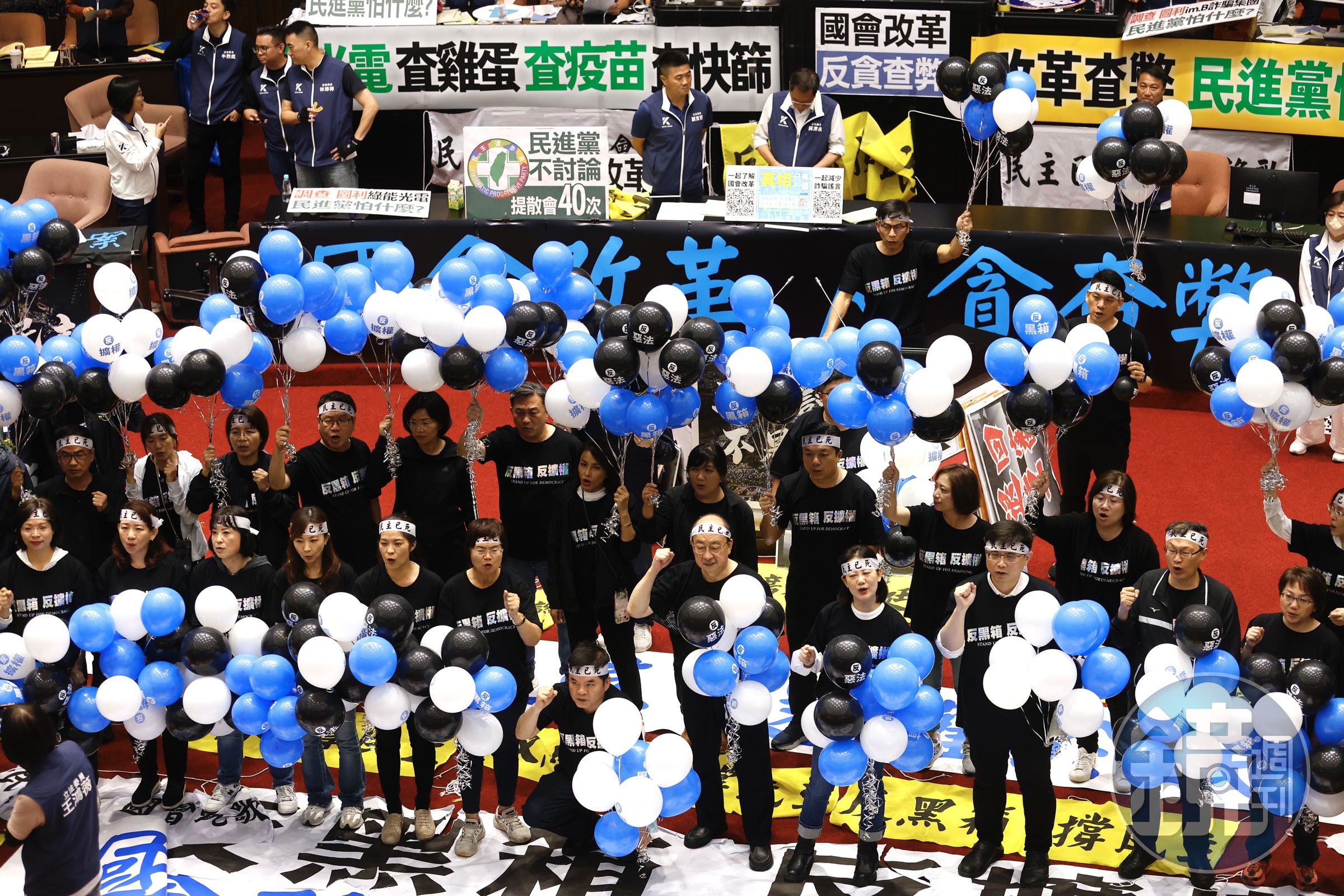 民進黨立委人手一串「藍白黑」氣球,象徵藍白黑箱的幽靈盤據在立法院上空。