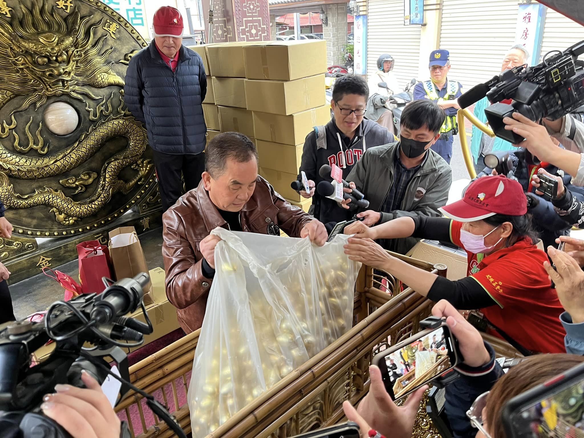 主委莊秋安準備4451顆金雞蛋，發送給錢4451位排隊的信眾。（翻攝自竹山鎮長陳東睦臉書）