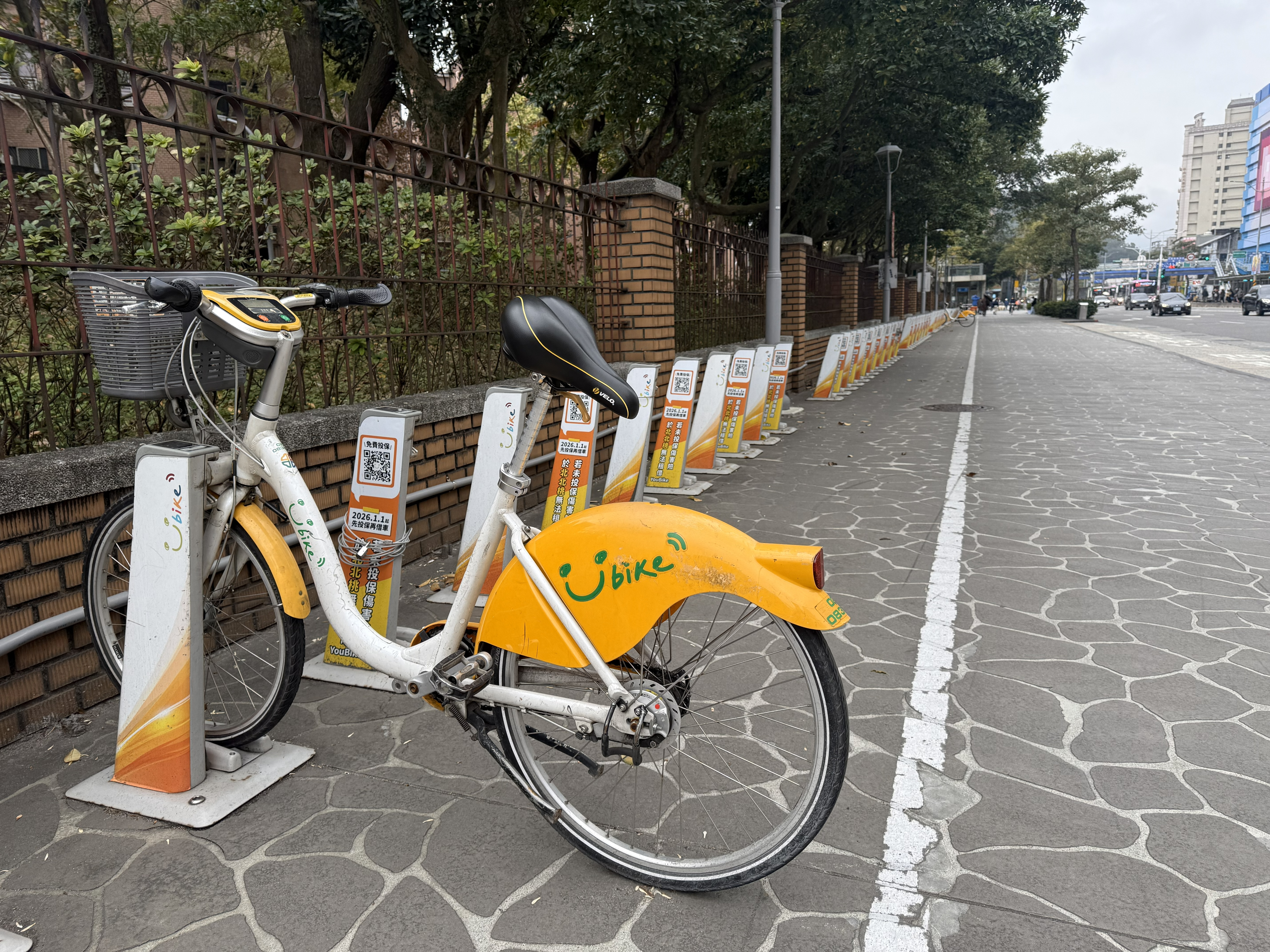 北捷公館站2號出口和3號出口前連成一排的Ubike租借站，雖然是全台租借次數最多的人氣王，但台大生普遍提到，經常借不到車，呈現停車柱空蕩蕩的情況。（民眾提供）