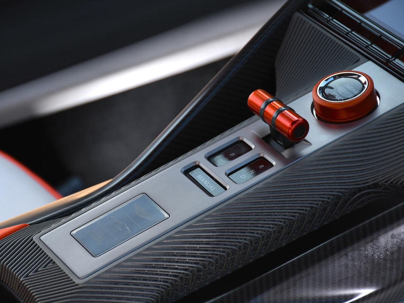 變速箱同樣經過重新調校，導入Vantage GT4 賽車所使用的軟體邏輯，讓換檔反應更加激進。