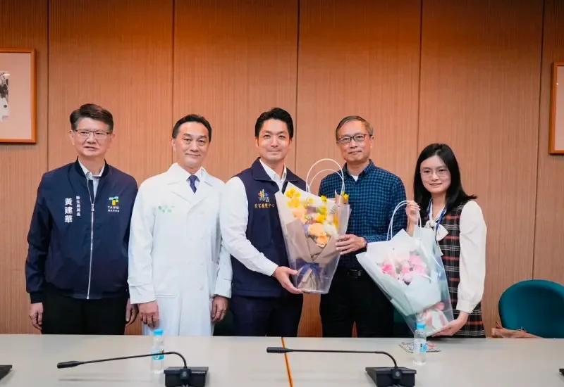 台北捷運19日發生隨機殺人事件，台大醫院急診醫學部主治醫師父女檔顏瑞昇、顏均蓉第一時間趕往現場協助搶救傷者。（北市府秘書處提供）