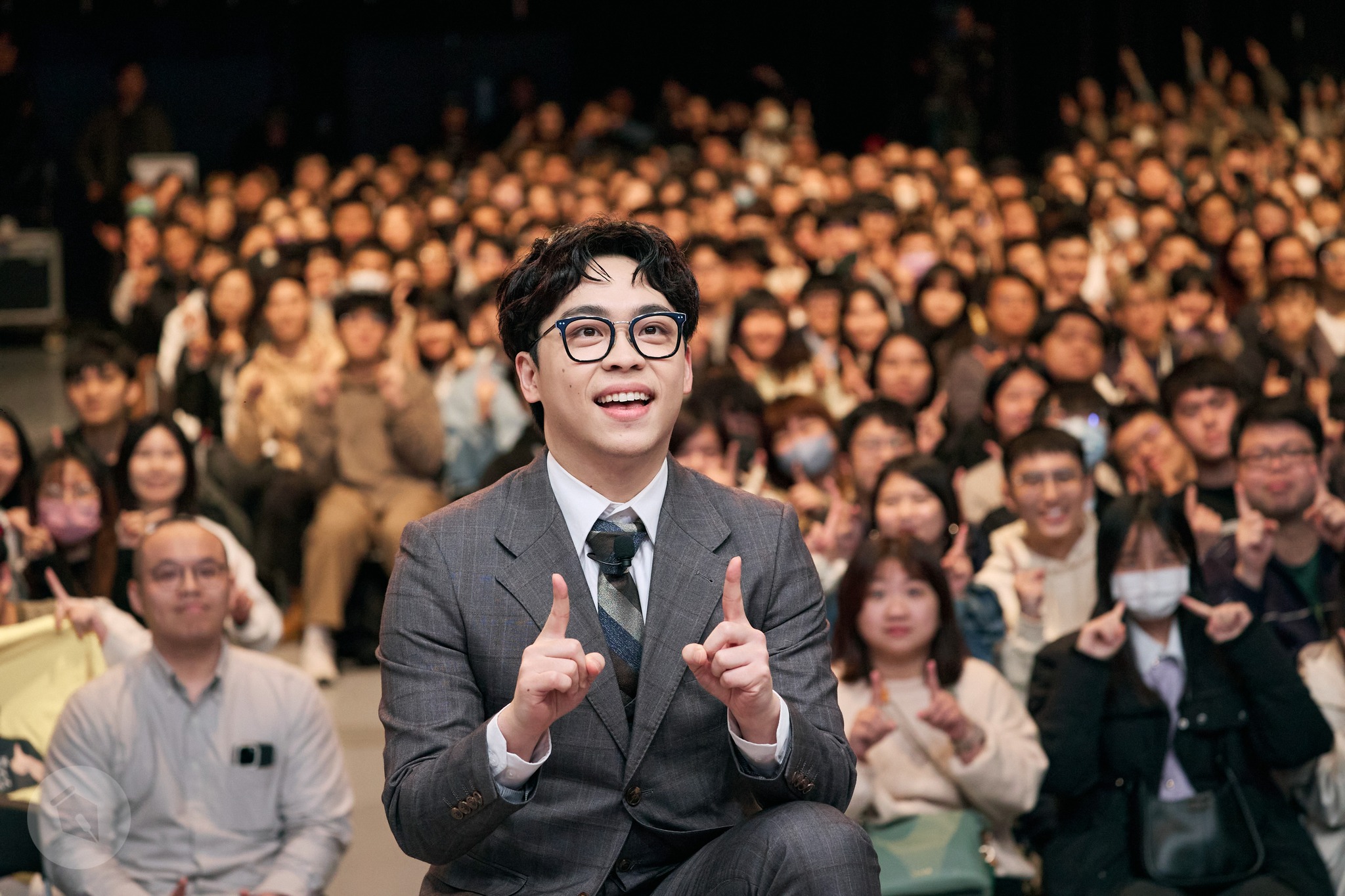 賀瓏也因感情事件處理不當,遭經紀公司以理念不合解約。(翻攝自賀龍臉書)