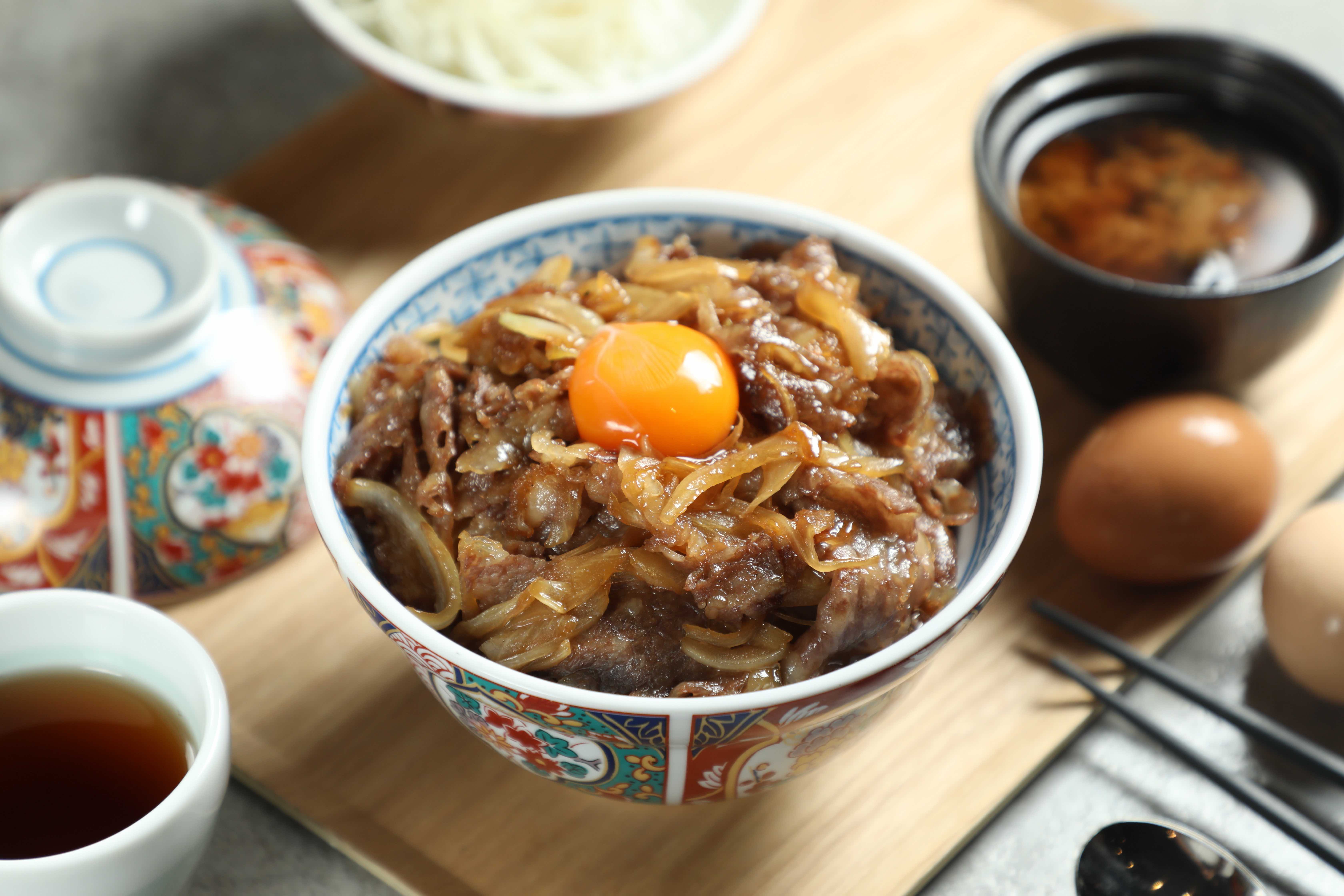 「㕩肉舖」旗下定食品牌Okawari首度北上展店,攜手「和牛十図」進軍大安區。