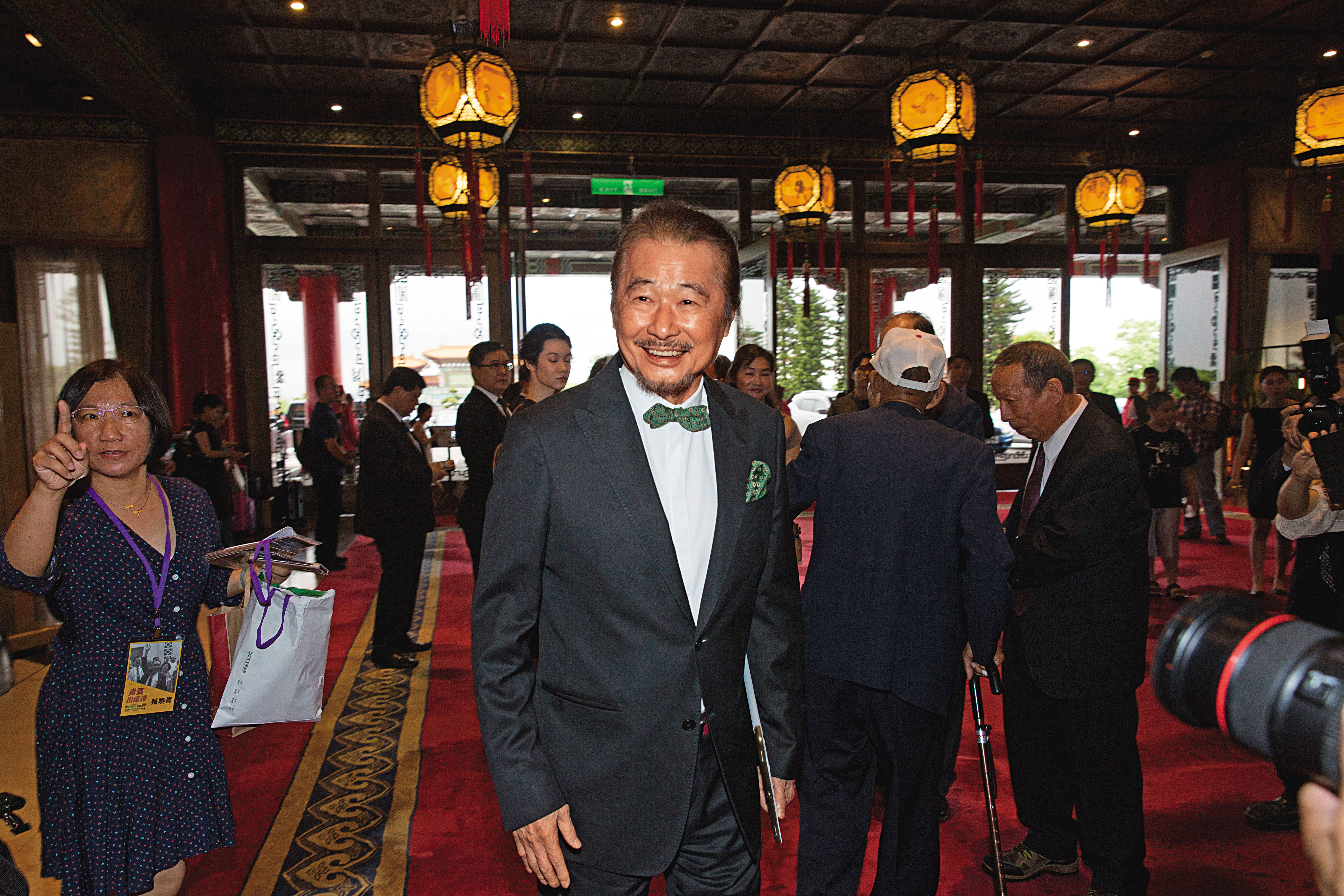 鬍子長髮、西裝領結，是施明德生前的招牌形象。