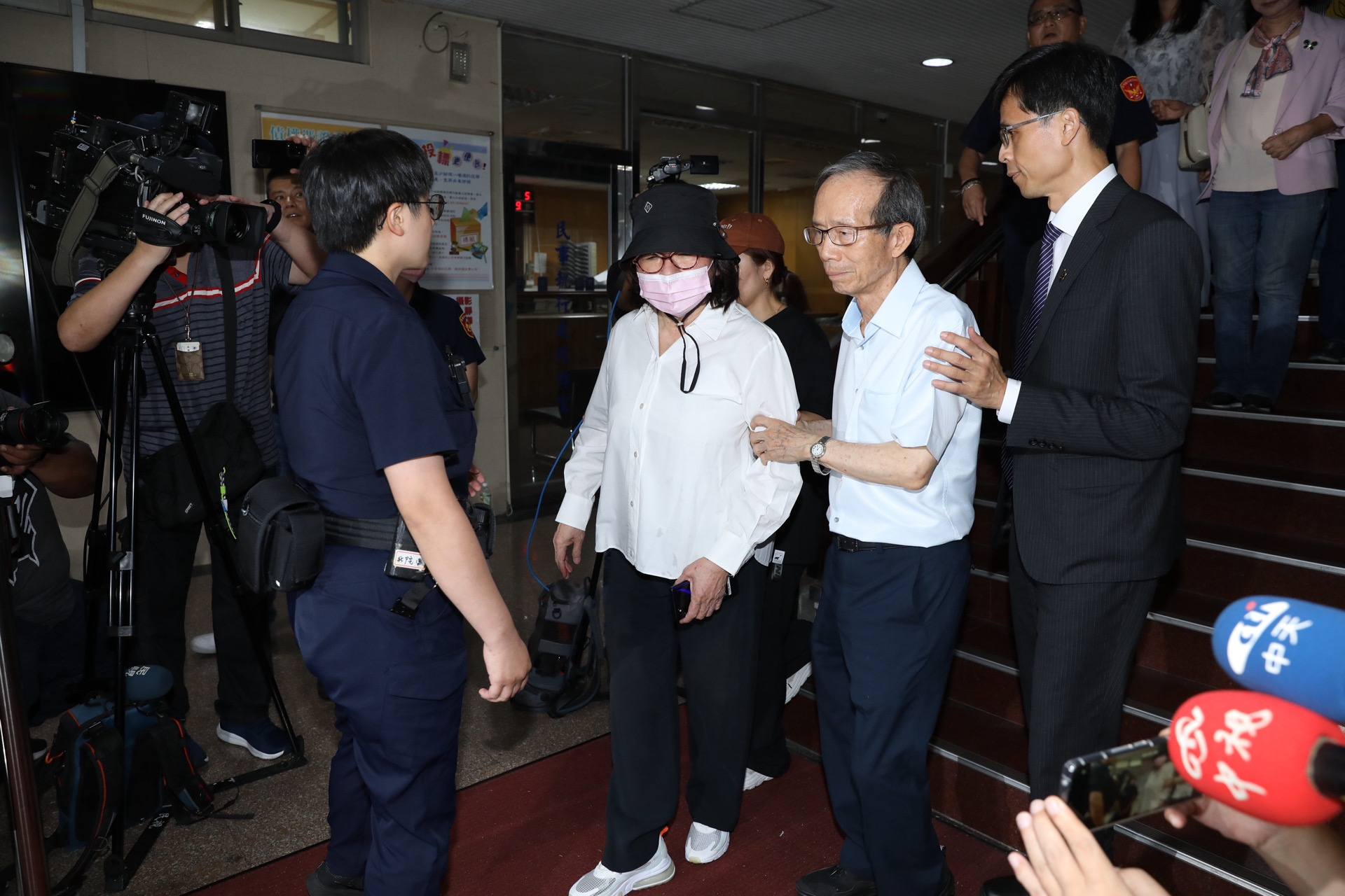 黃呂錦茹今由先生黃秀莊陪同交保。