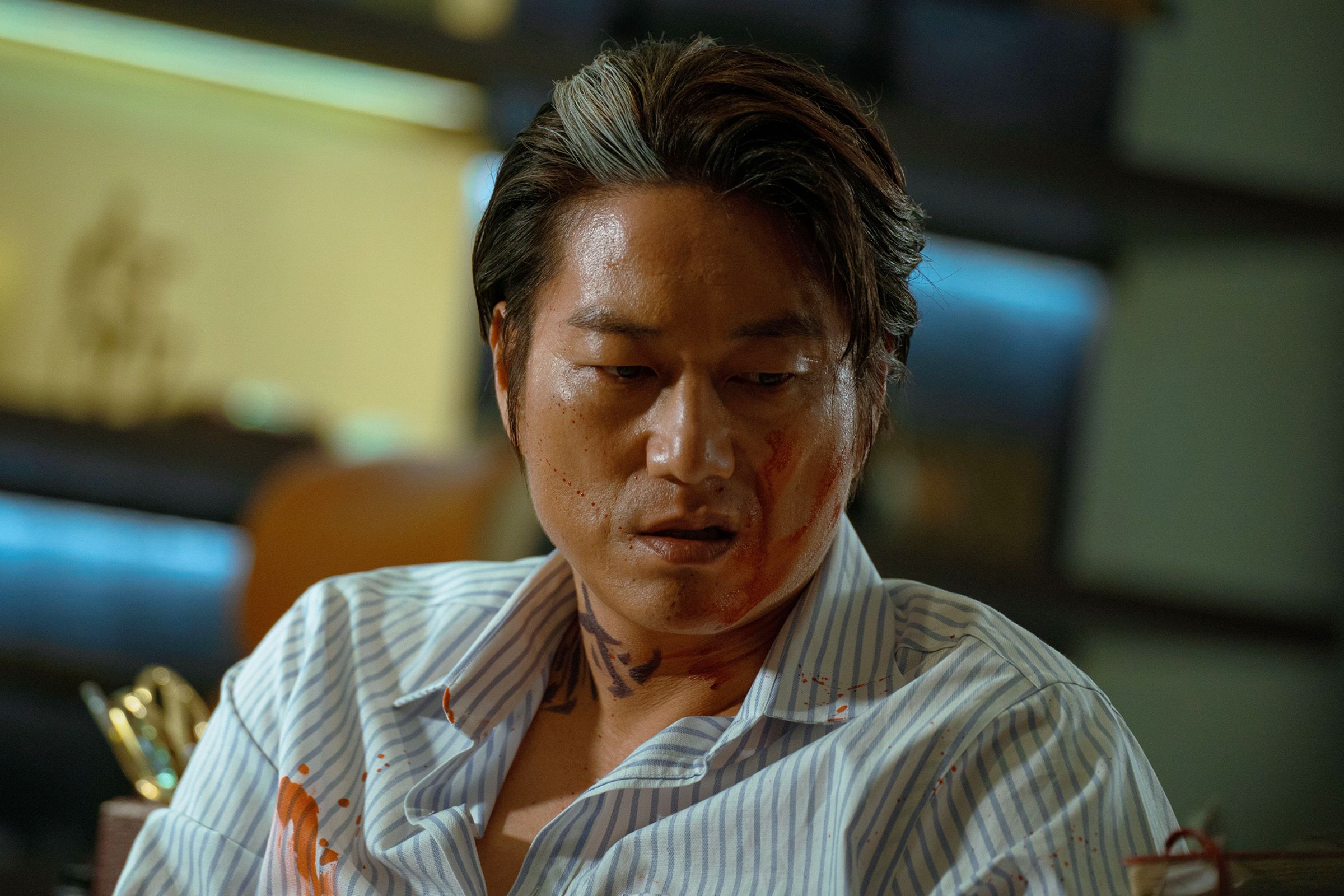 姜成鎬片中一改親切的形象，大開殺戒。（采昌國際提供）