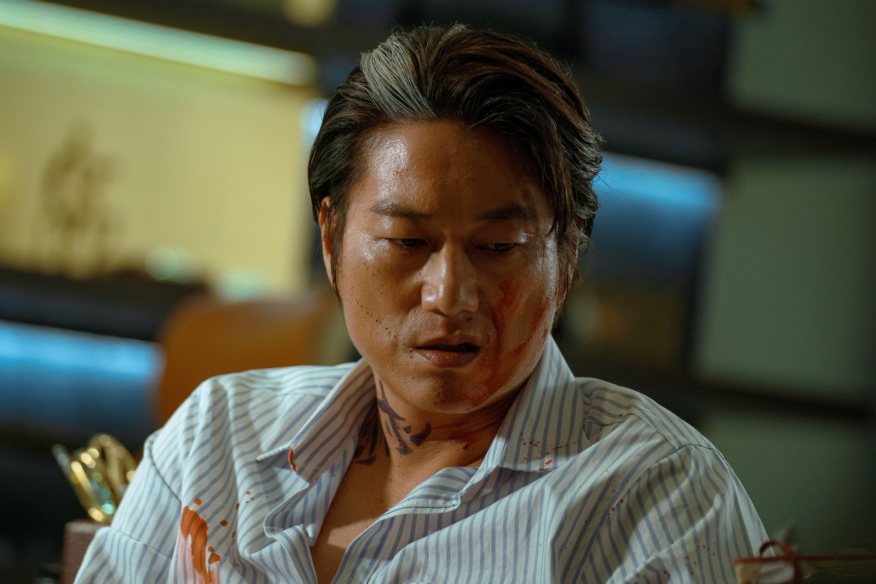 姜成鎬片中一改親切的形象，大開殺戒。（采昌國際提供）