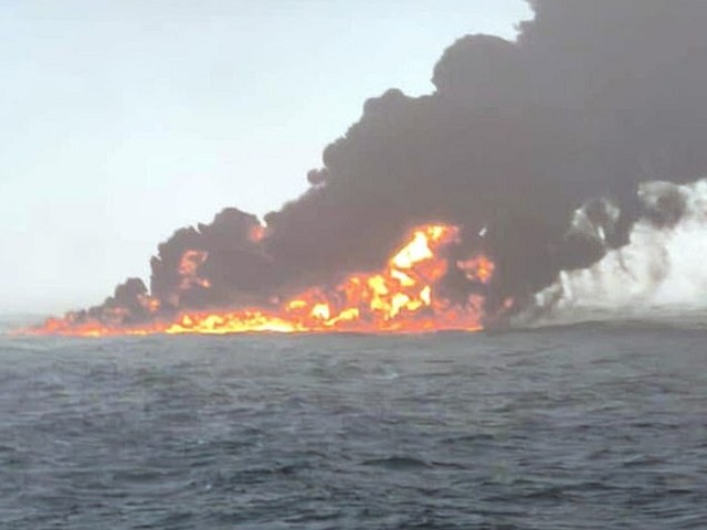 美軍油輪與氰化物貨船在北海相撞爆大火，「駭客控制自殺式衝撞」陰謀論四起！（翻自《每日郵報》）