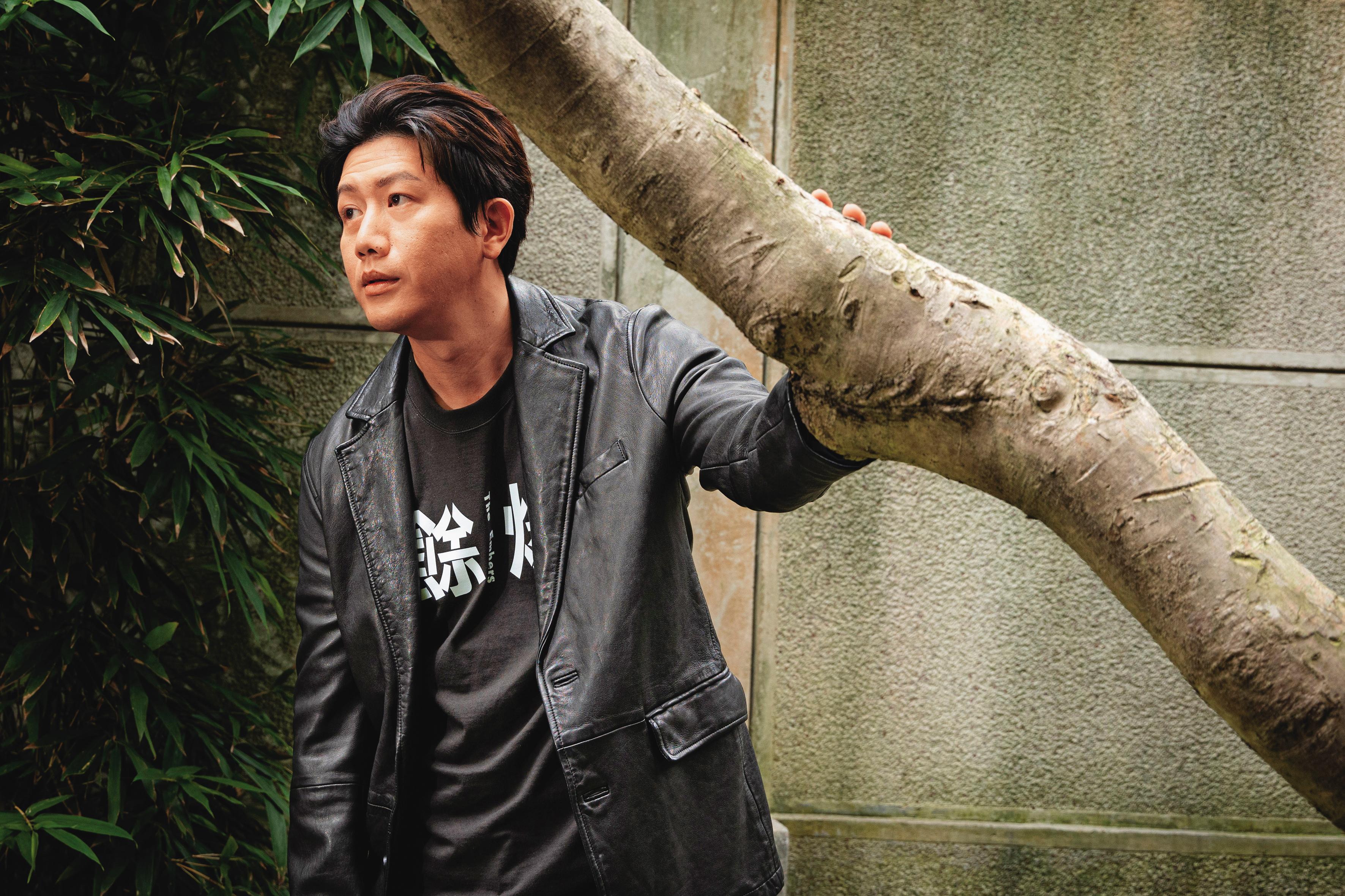 金馬影帝莫子儀今年以《餘燼》再次入圍獎項，他坦言拍片過程經常緊繃，身為演員常不懂導演對鏡頭流動的美學要求，等看到電影，一切的煎熬都值得了。