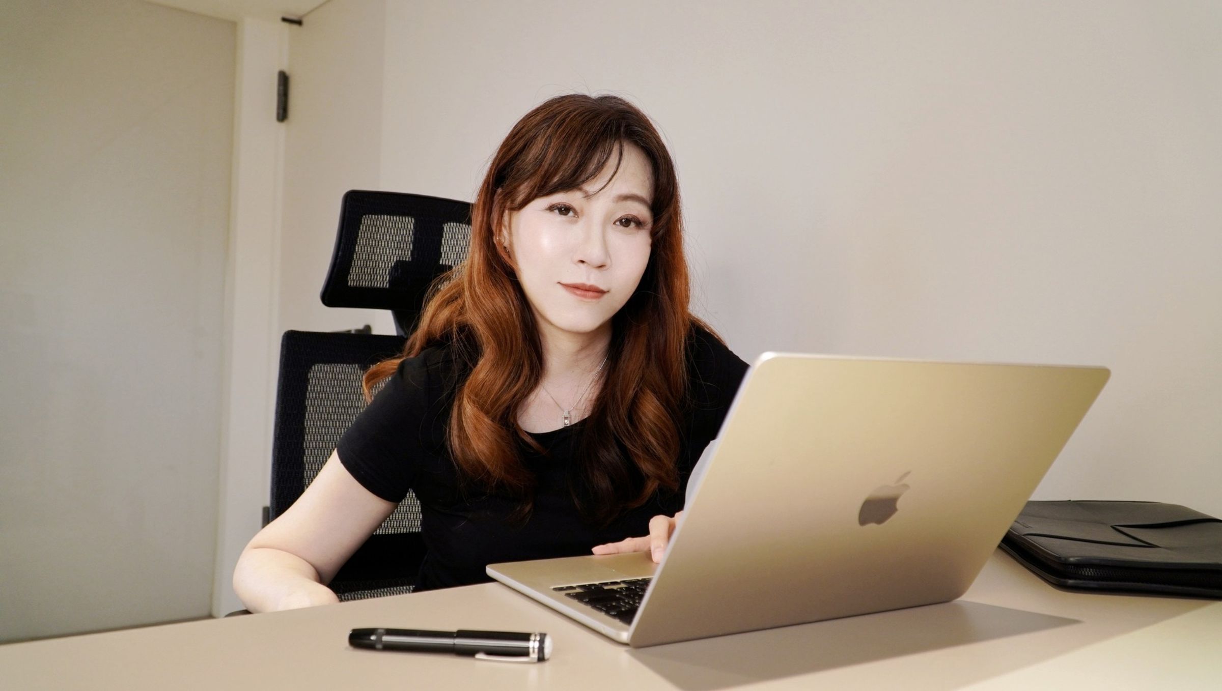 「26.9元」非理性!炒家疑似介入,胡采蘋:「升值不是不能,但不能無節奏!」(翻攝自臉書 @Emmy追劇時間 )