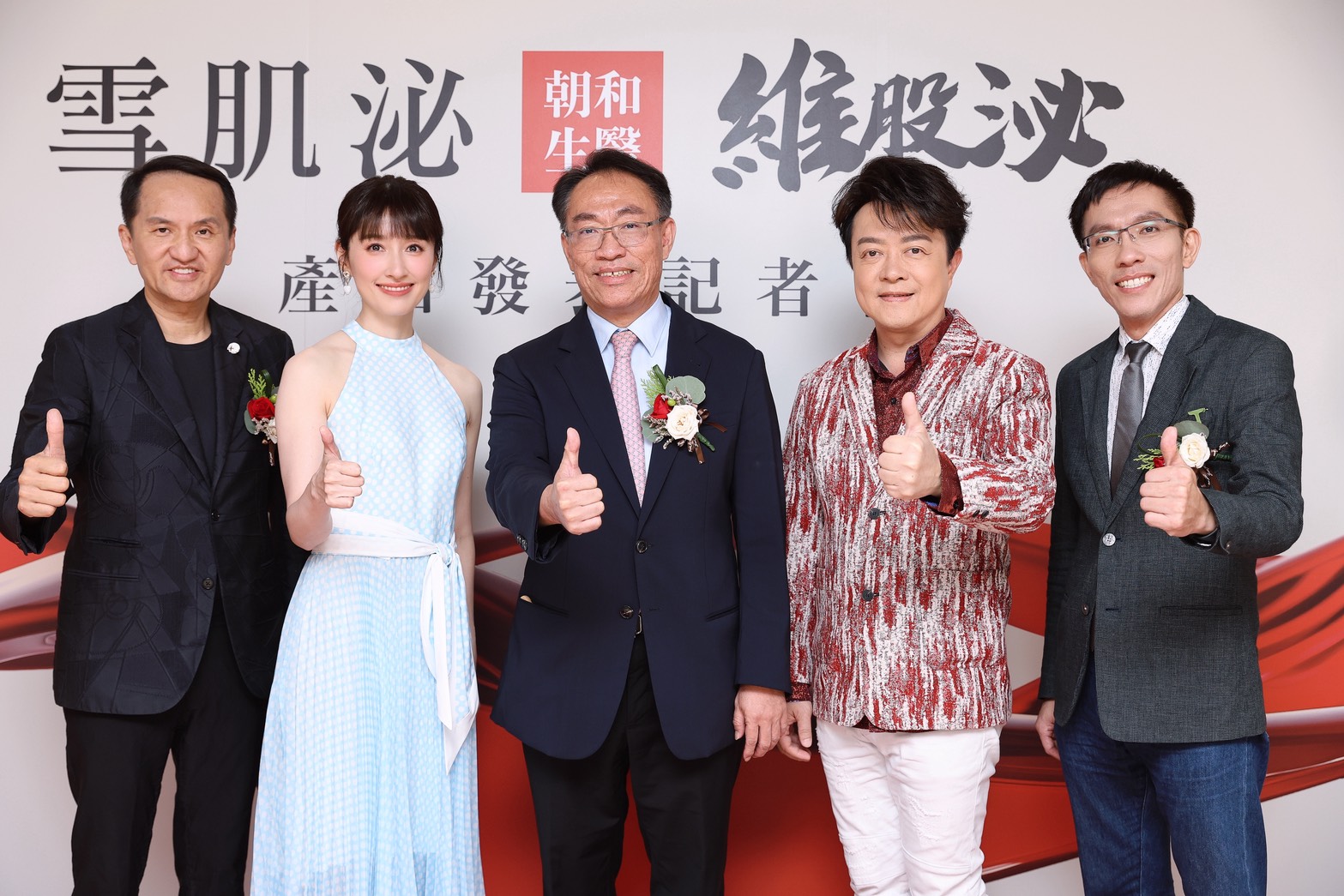 影后田中千繪（左2）與金曲歌王翁立友（右2）為昭和生醫產品代言。（業者提供）
