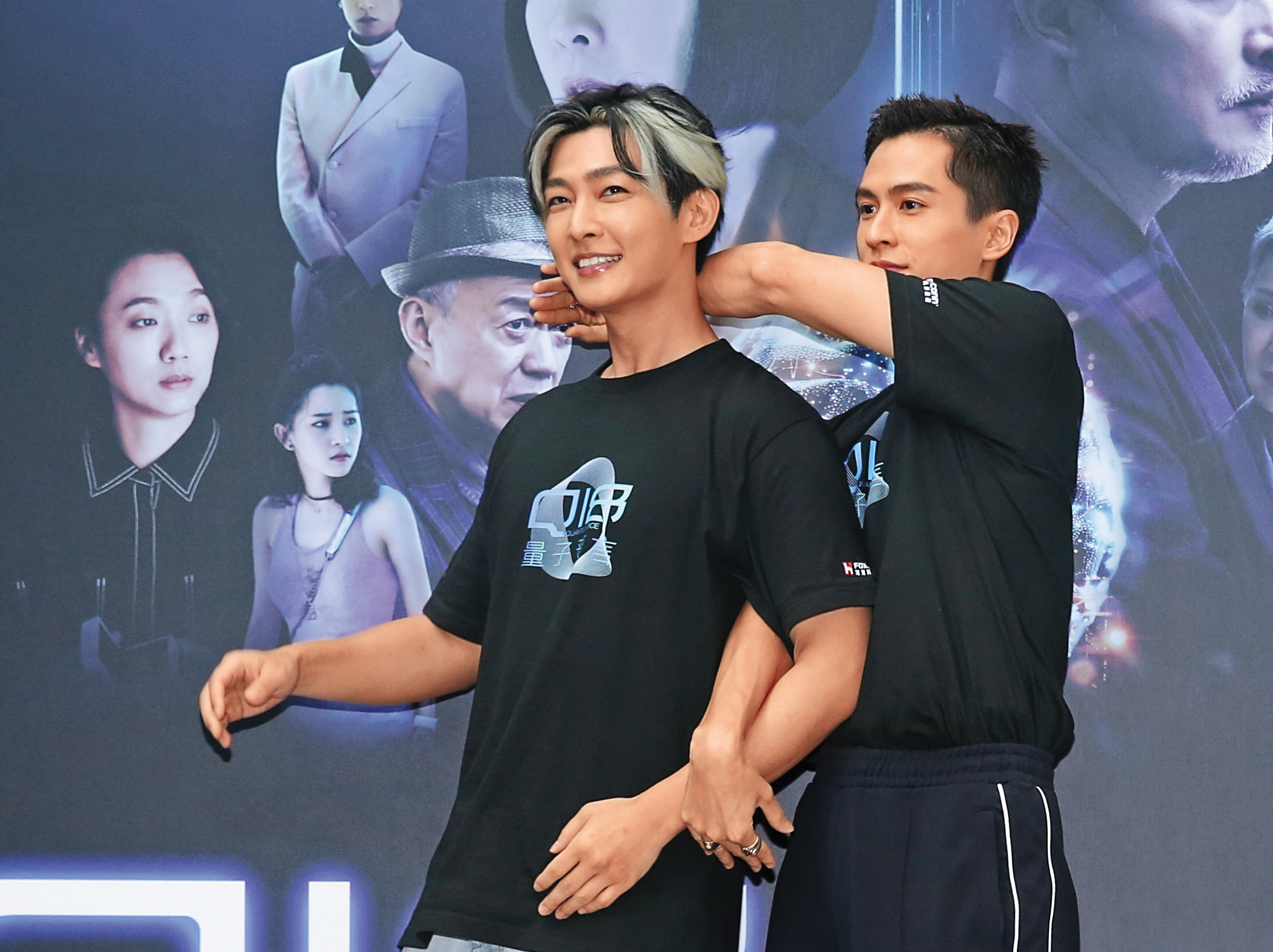 炎亞綸（左）戲外有穩交對象，戲裡也有吻交對象石知田（右），這兩位現場糾纏成醬，圈外男友會森77吧。