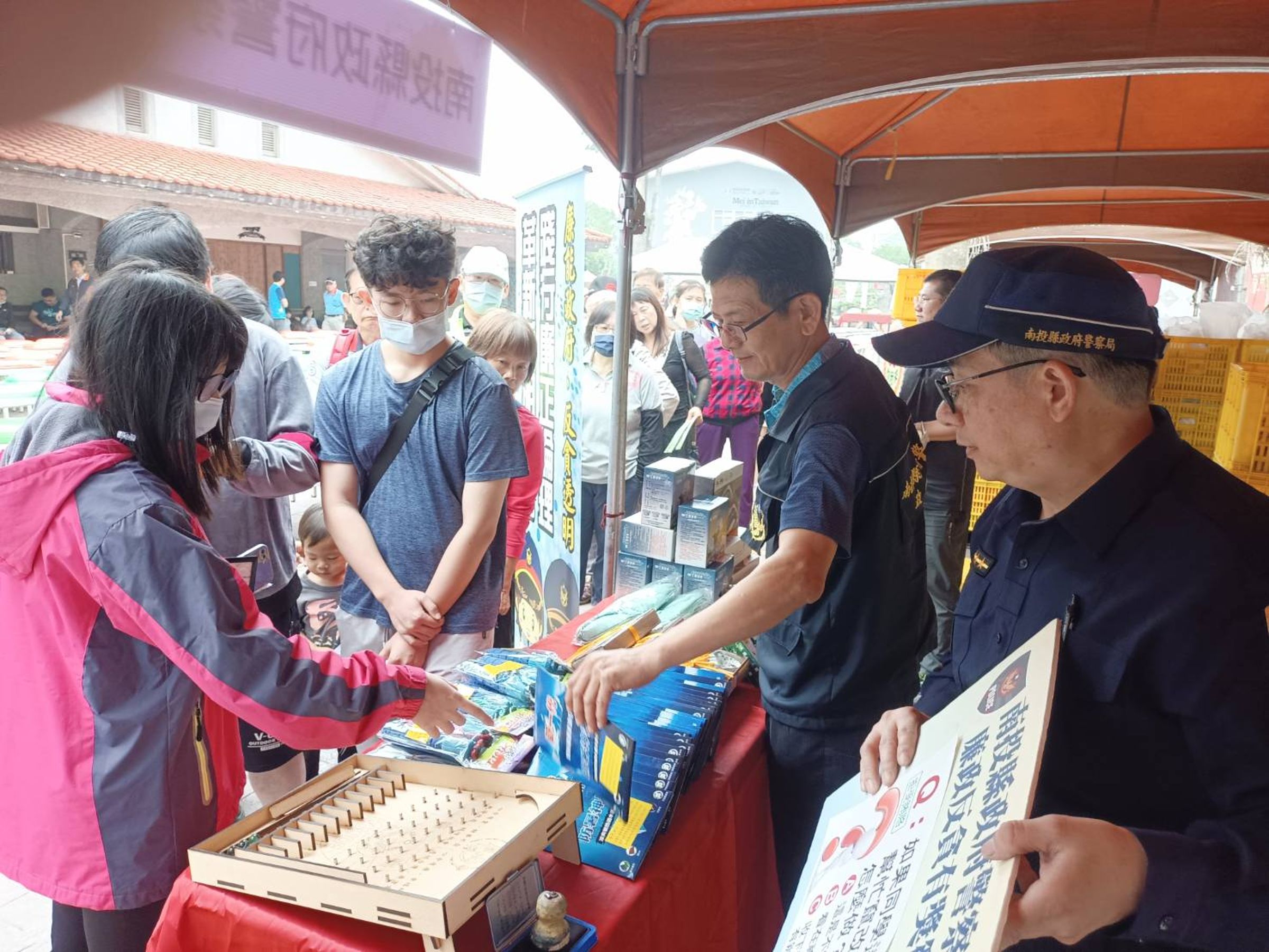 南投縣政府警察警察局政風室今天在信義鄉農會梅子夢工廠辦理宣導活動。（翻攝畫面）