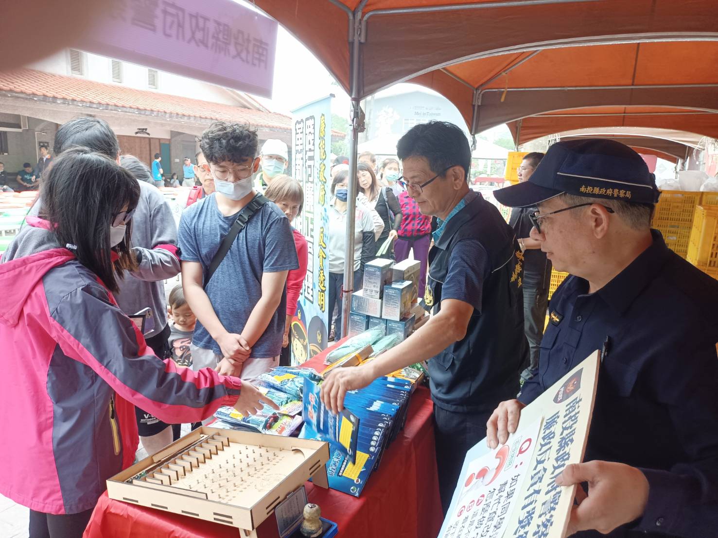南投縣政府警察警察局政風室今天在信義鄉農會梅子夢工廠辦理宣導活動。（翻攝畫面）