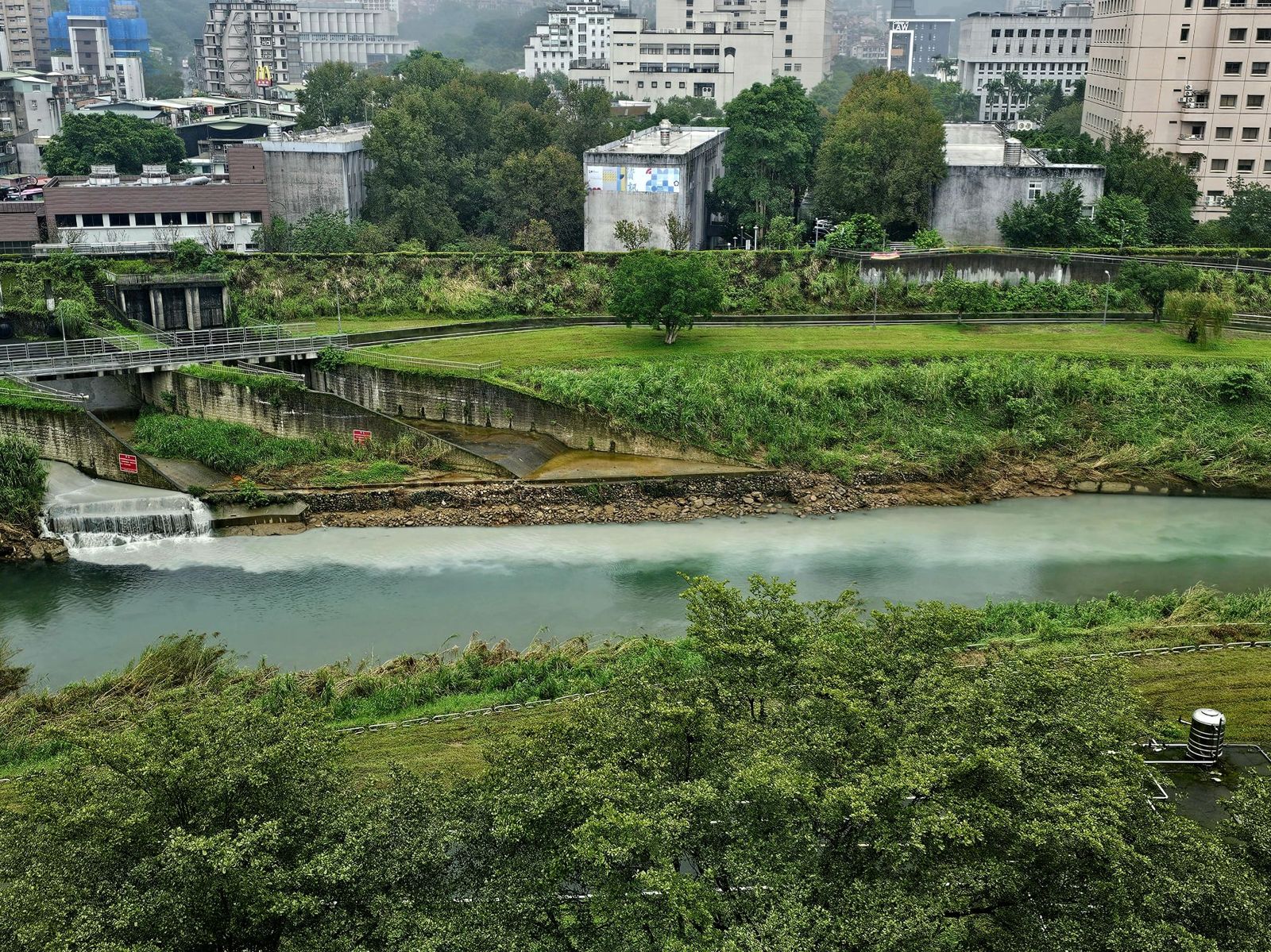 景美溪變色！汙水狂灌入溪流　查出竟是捷運工程惹禍
