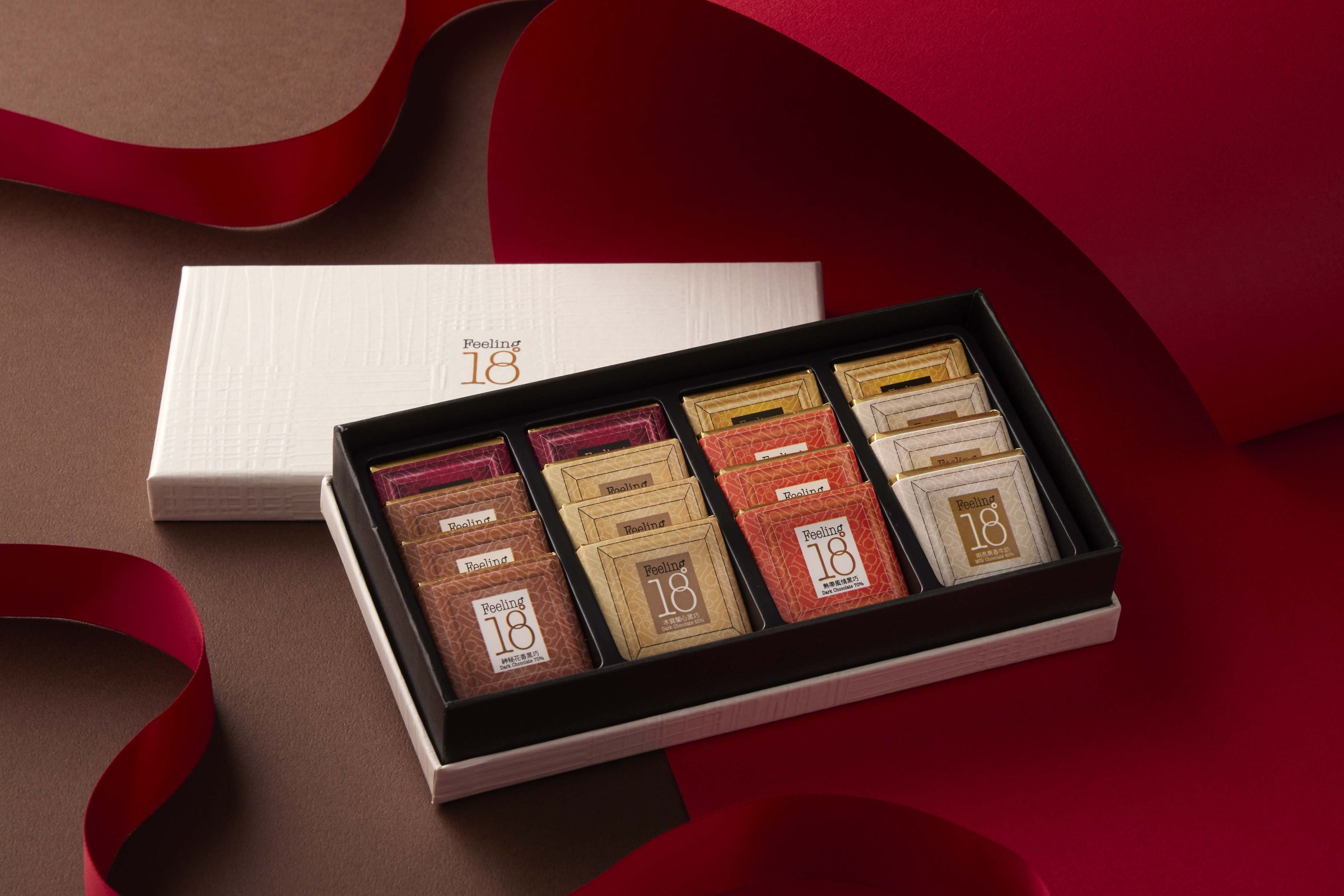台北艾麗酒店「艾麗情緣」情人節住房專案，入住套即房贈「Feeling18 巧克力工房」經典薄片禮盒及LA FARFALLA情人節雙人套餐，每房每晚13,140元起。（台北艾麗酒店提供）