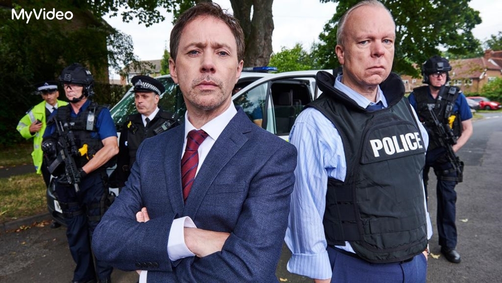 《九號秘事》由瑞斯謝爾史密斯(左)與史蒂夫佩姆伯頓(右)擔綱編劇並親自演出(MyVideo提供)