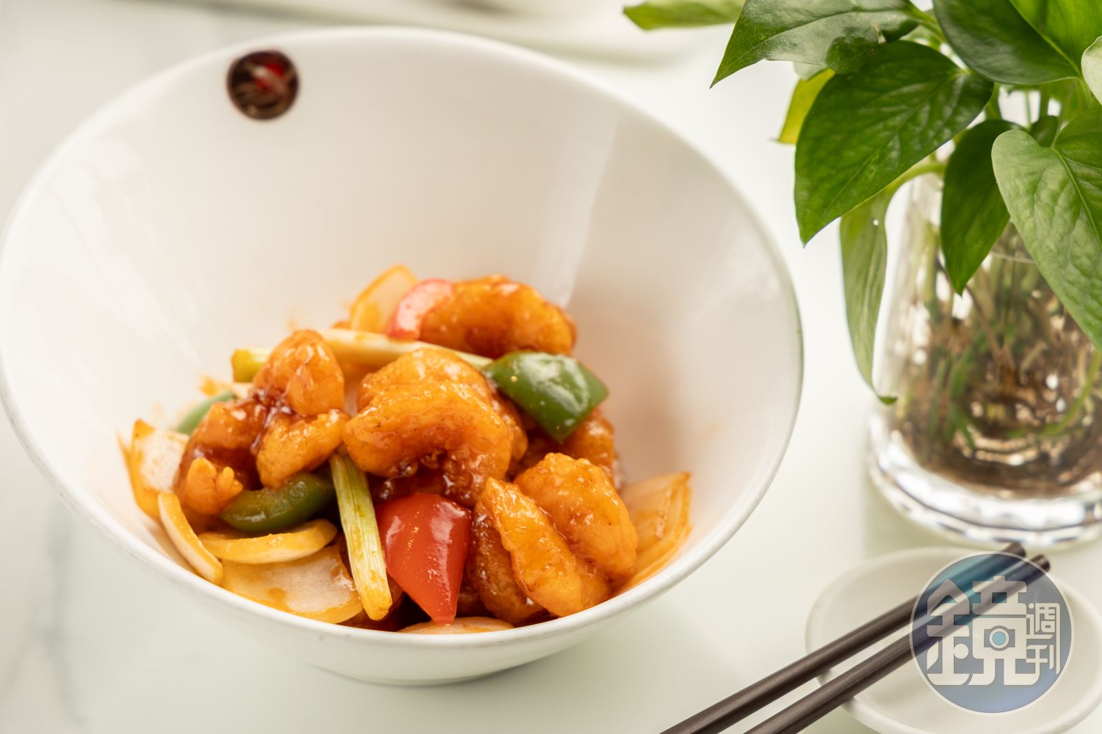 何洪記把咕噜肉改為「香蜜咕嚕蝦球」，一樣甜蜜可口，又多了蝦的鮮味。（港幣187元／份，約NT$703）