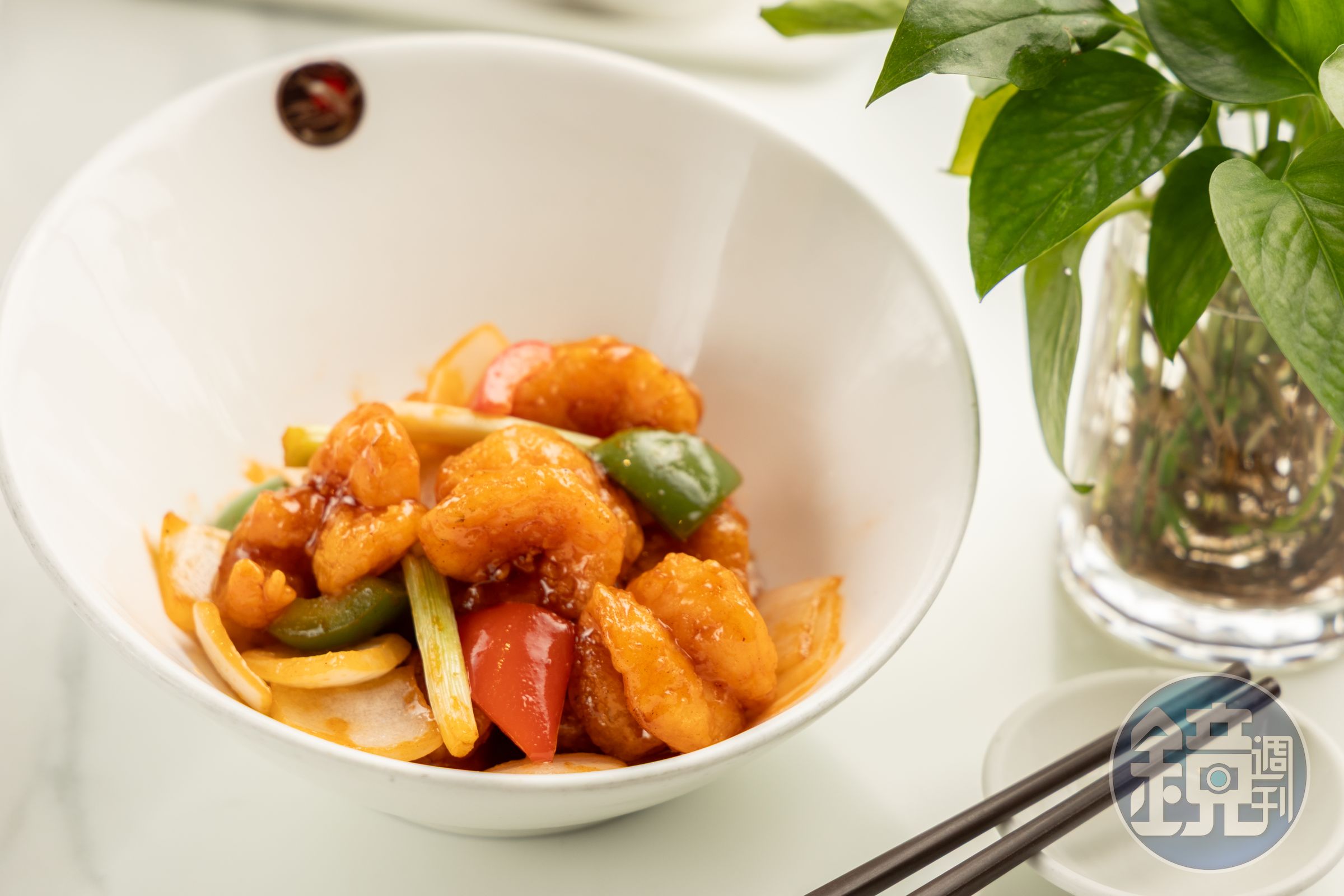 何洪記把咕噜肉改為「香蜜咕嚕蝦球」，一樣甜蜜可口，又多了蝦的鮮味。（港幣187元／份，約NT$703）