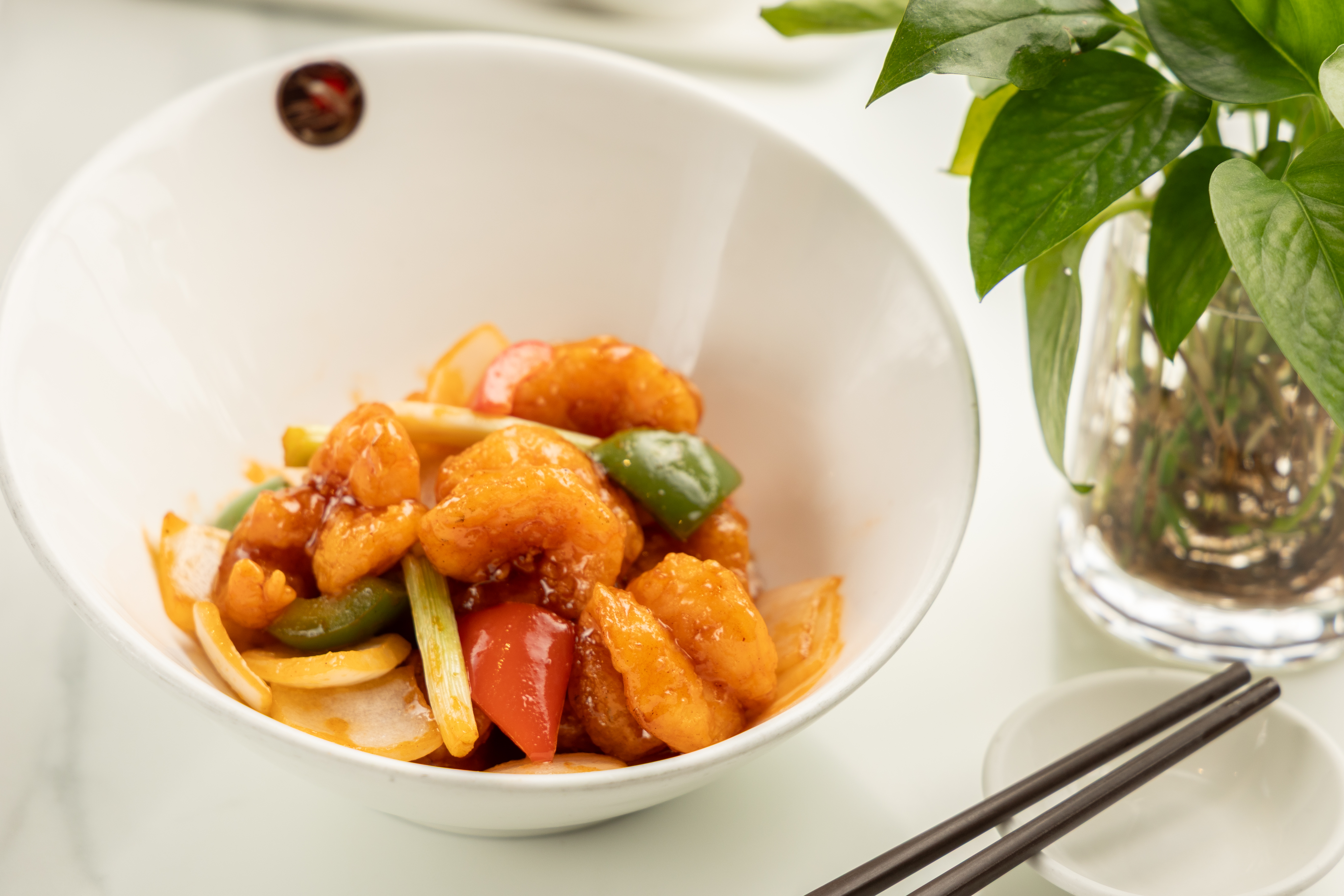 何洪記把咕噜肉改為「香蜜咕嚕蝦球」，一樣甜蜜可口，又多了蝦的鮮味。（港幣187元／份，約NT$703）